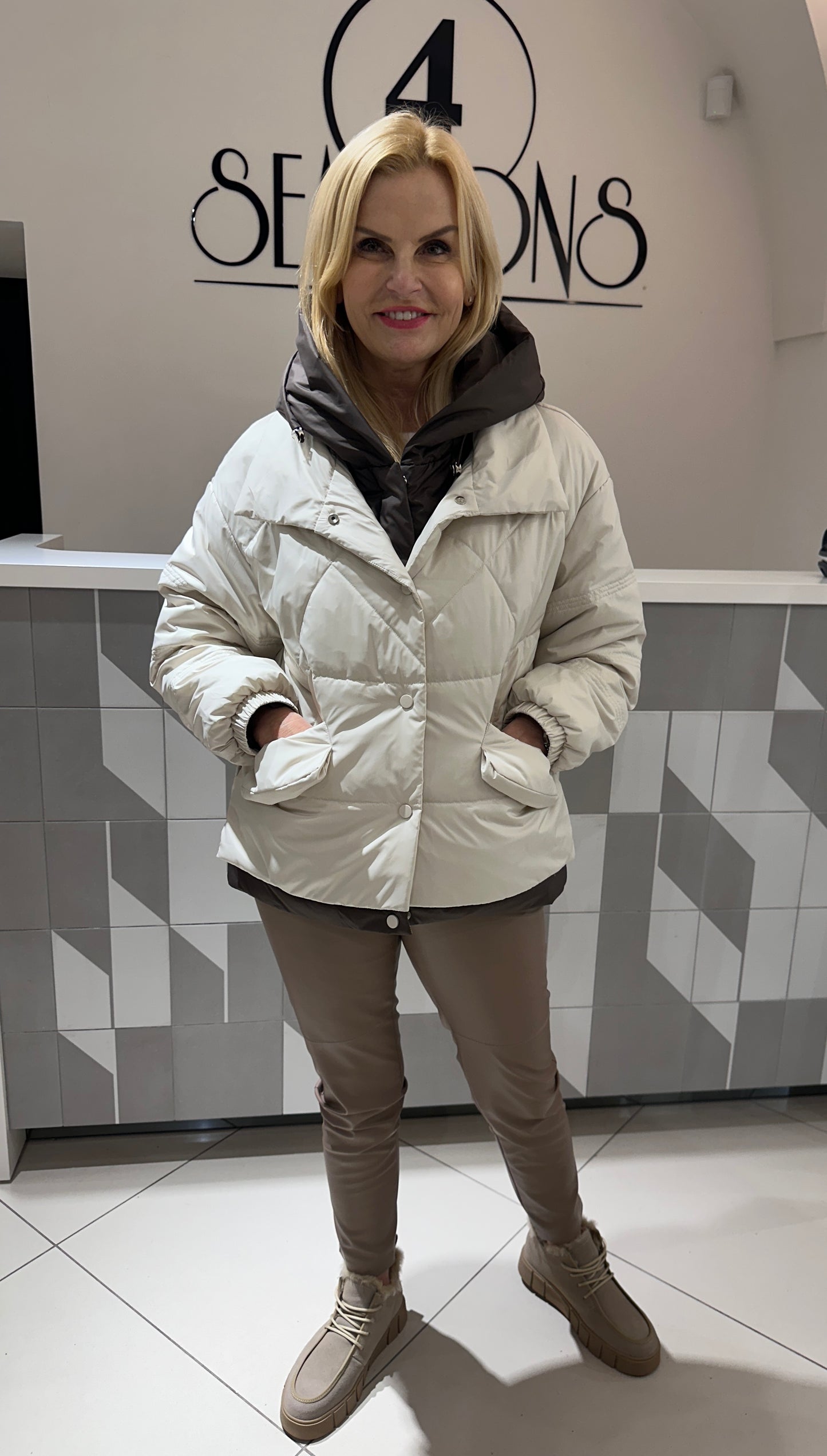 Trumpa striukė išsegamu kapišonu (B79)