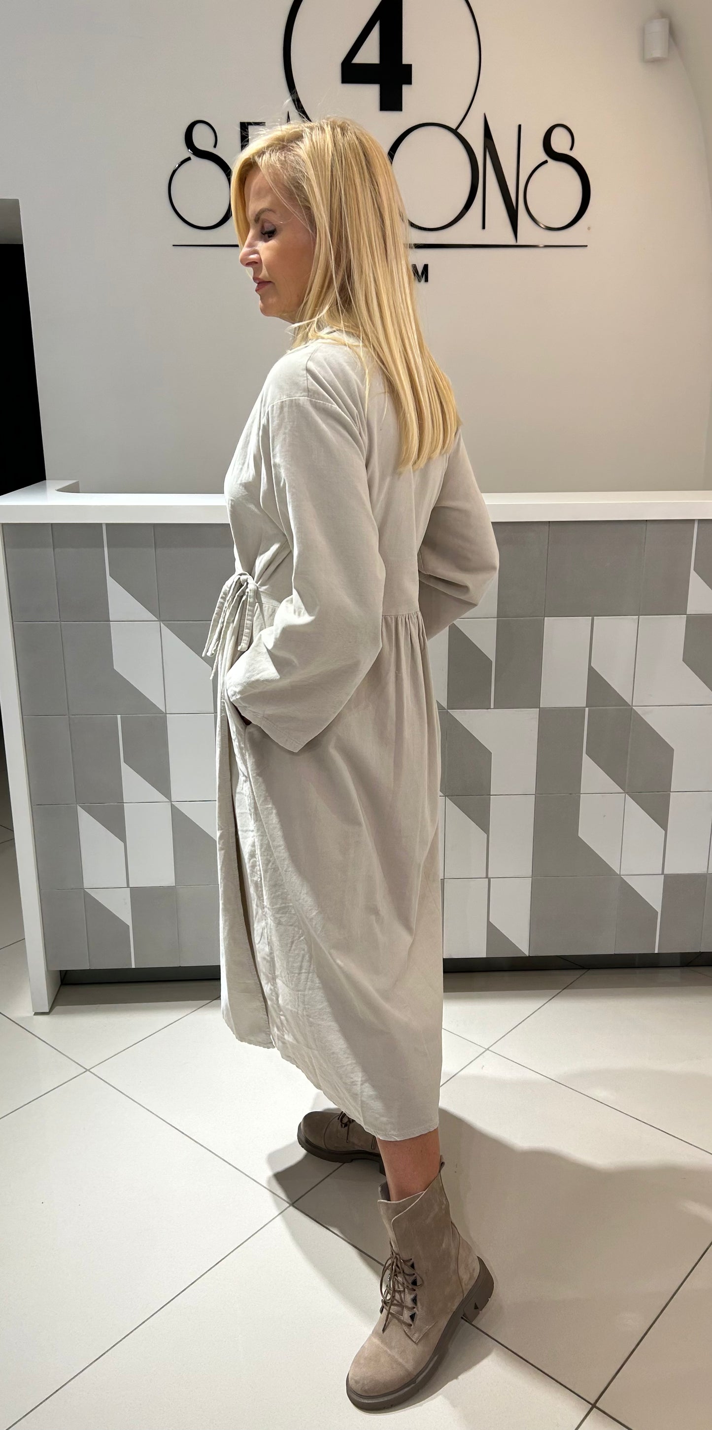 Smulkaus velvetinio audinio suknelė (S147)