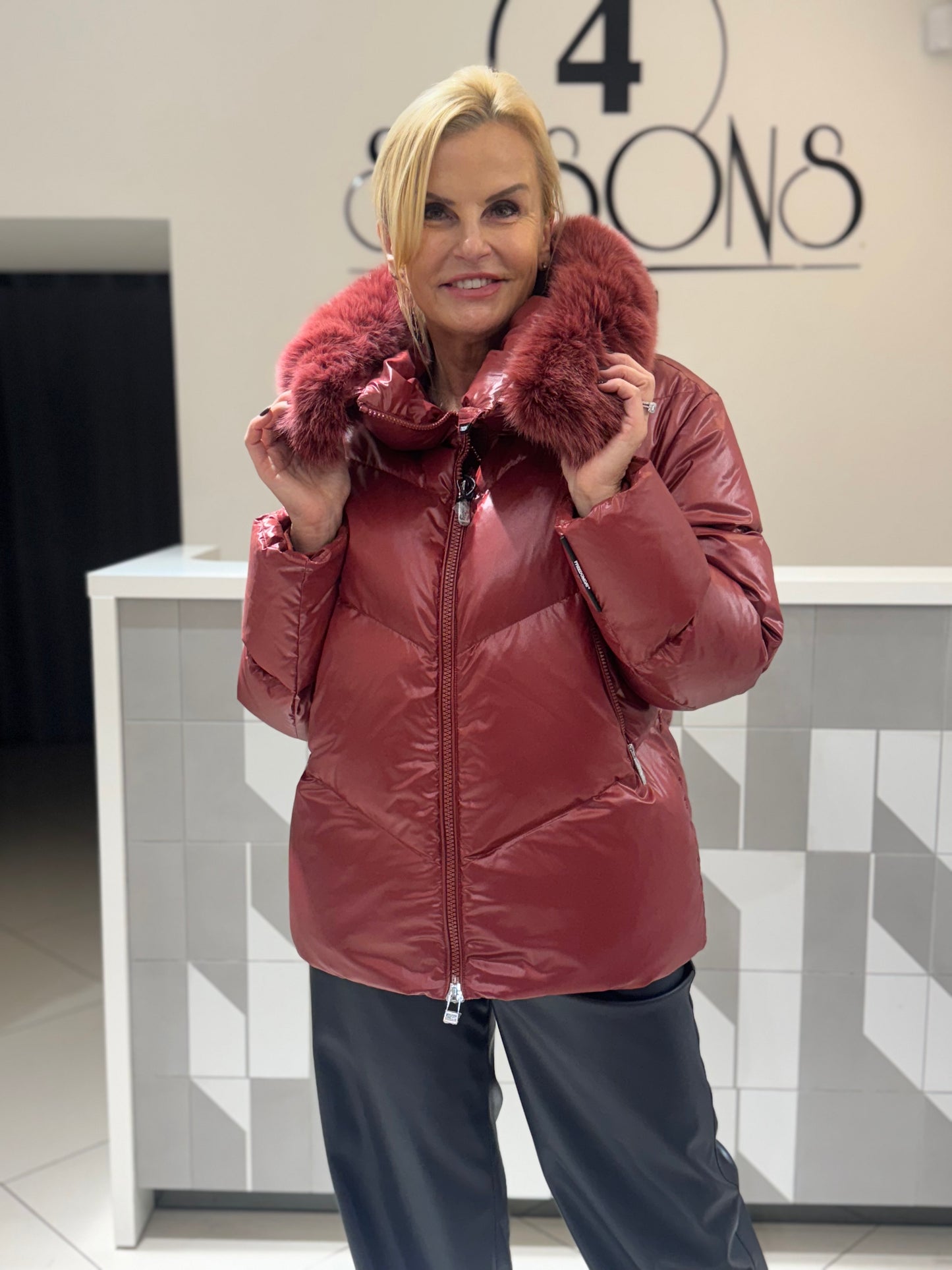 Freedomday striukė su lapės apykakle (B157)