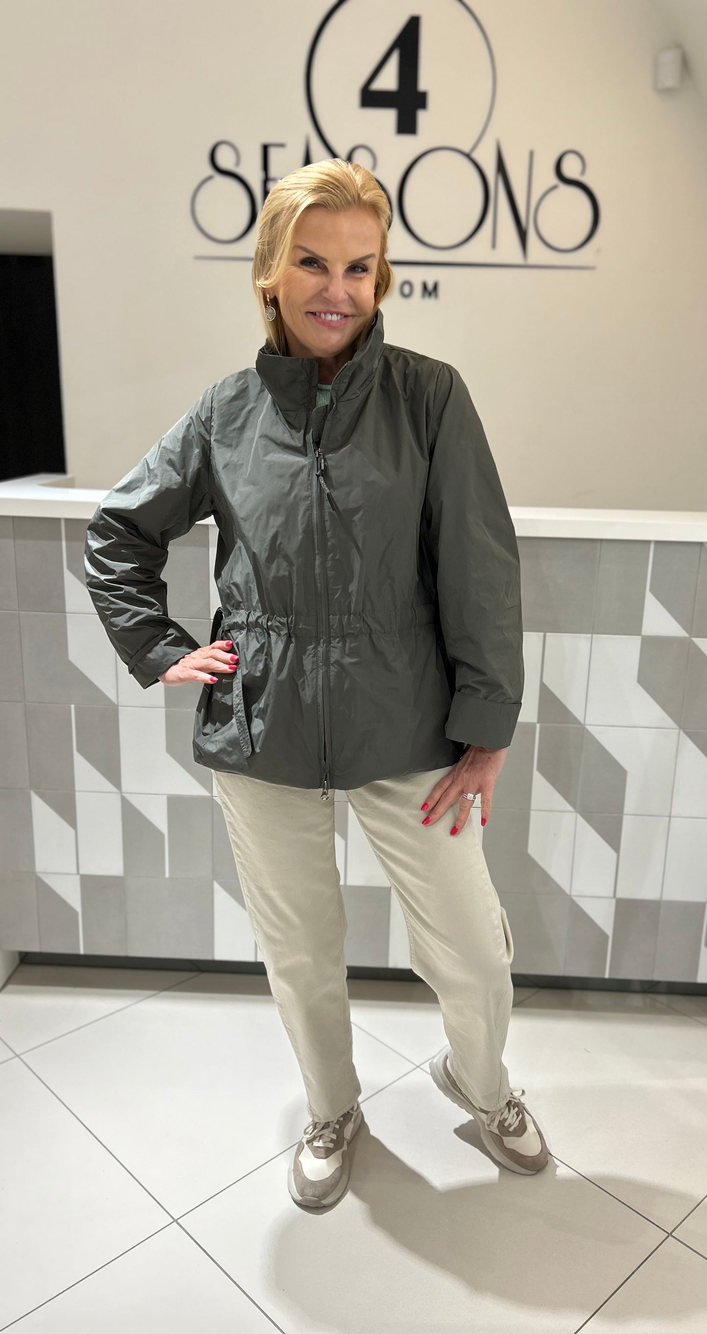 Trumpas lietpaltis su pamušalu (B232)