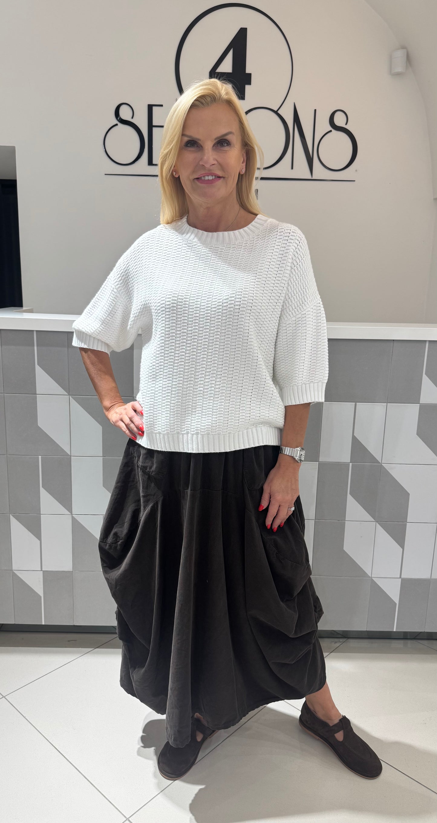 Megztukas trumpomis rankovėmis (m366)