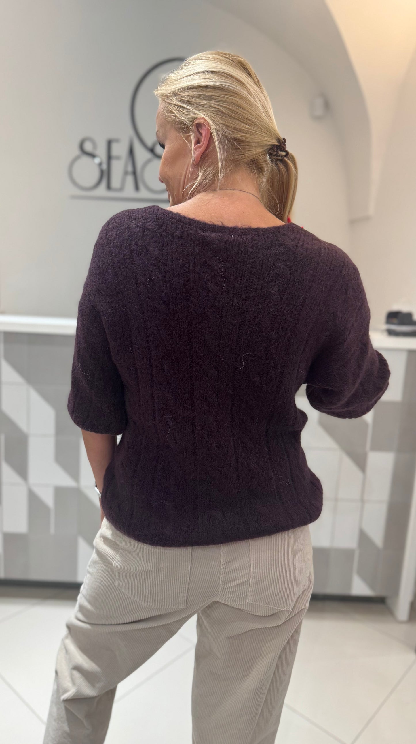 Megztinis trumpomis rankovėmis (v iškirpte) (M412)