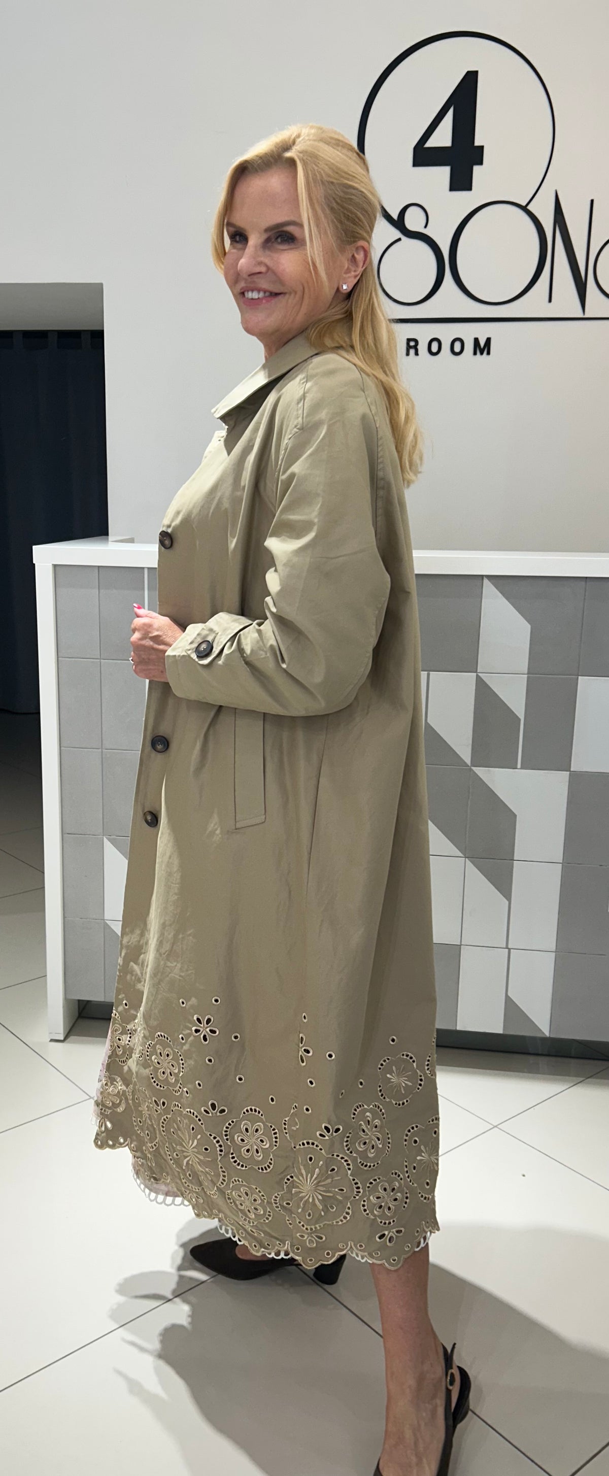 Lietpaltis su dekoratyvia siuvinėta apačia (modelis didintas) (it20)