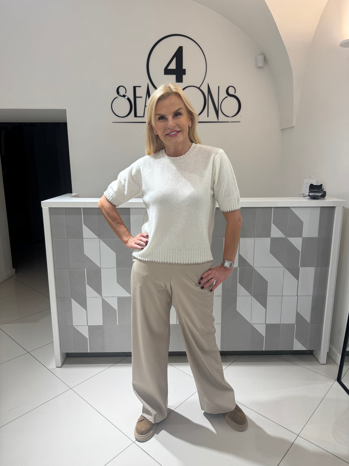 Lanos vilnos  megztukas trumpomis rankovėmis (M448)