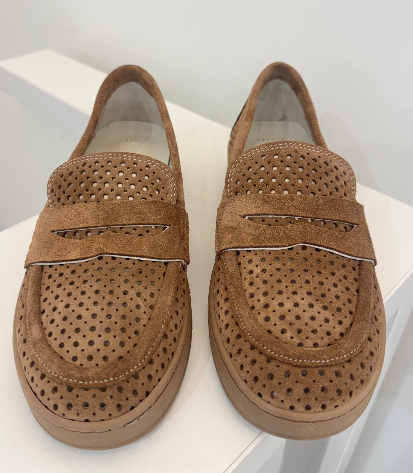 Loaferiai su  skylutemis (Z46)