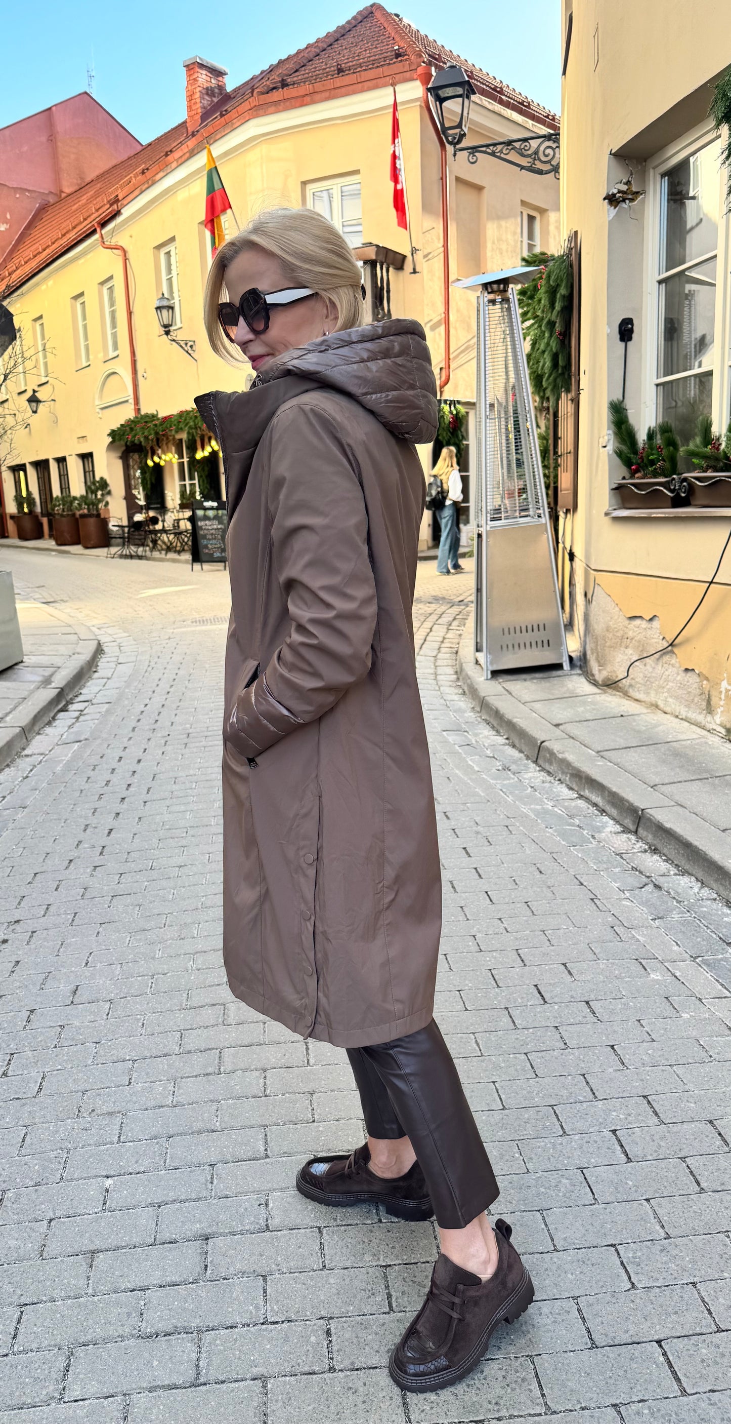 Ilga striukė su nusegamu gobtuvu (B 239)