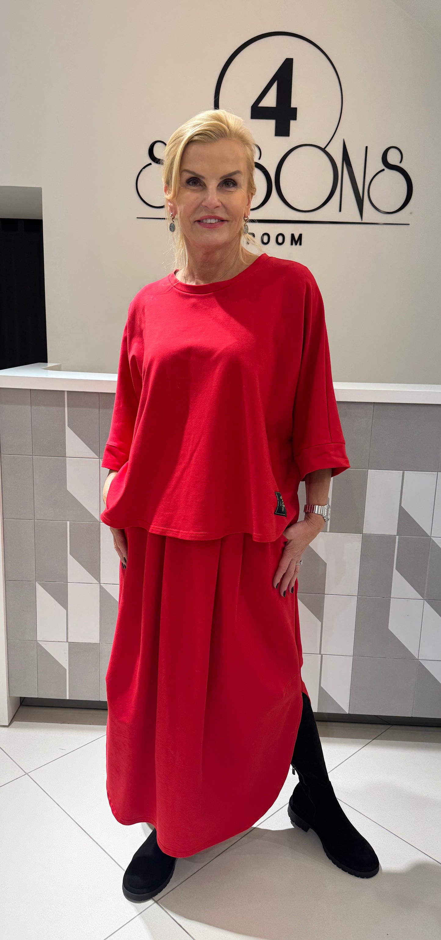 Kostiumas su sijonu  didesniam dydžiui(ko102)