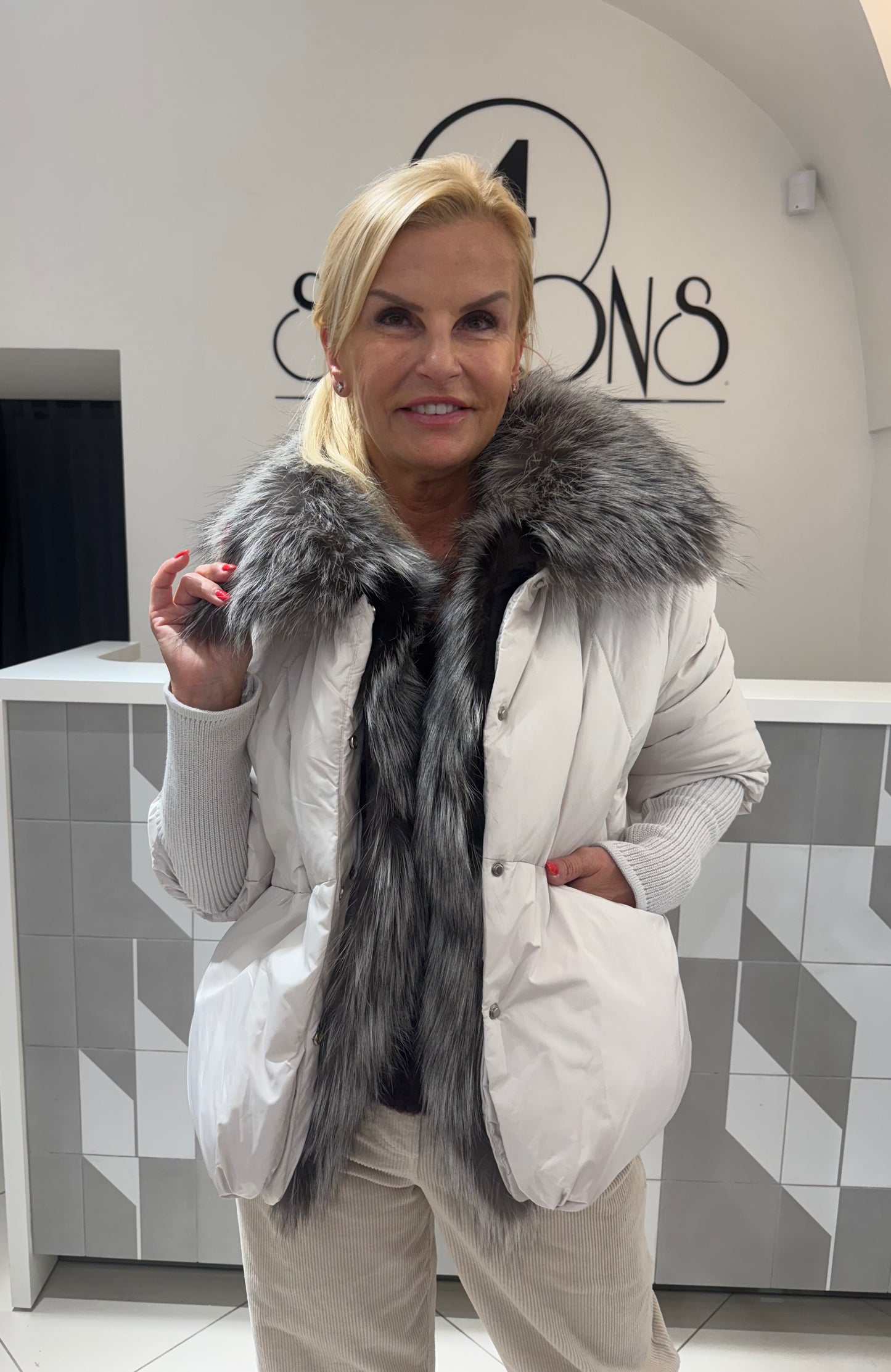 Trumpa striukė su išsegamu lapes  kailiu (B144)