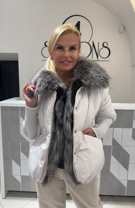 Trumpa striukė su išsegamu lapes  kailiu (B144)