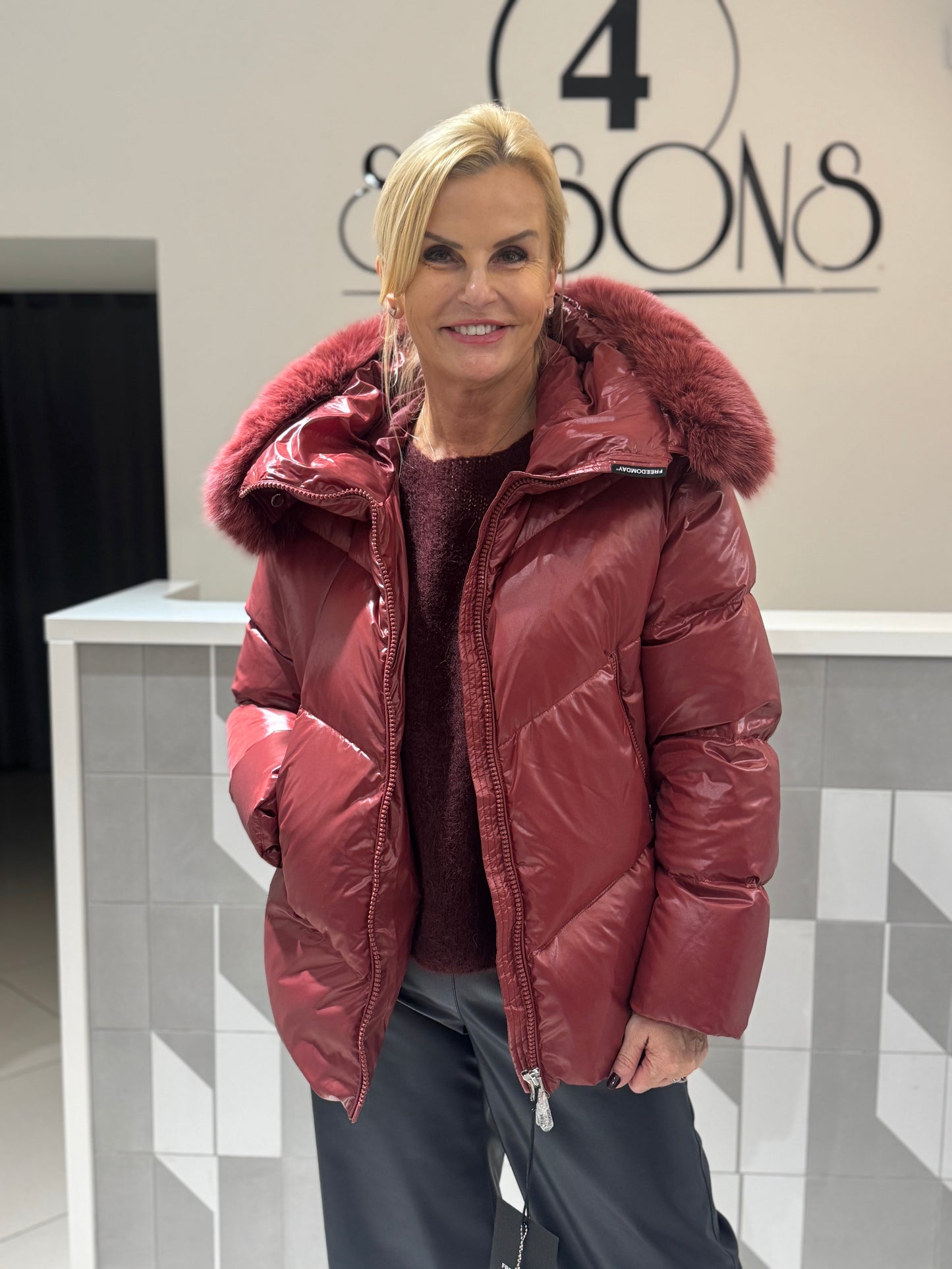 Freedomday striukė su lapės apykakle (B157)