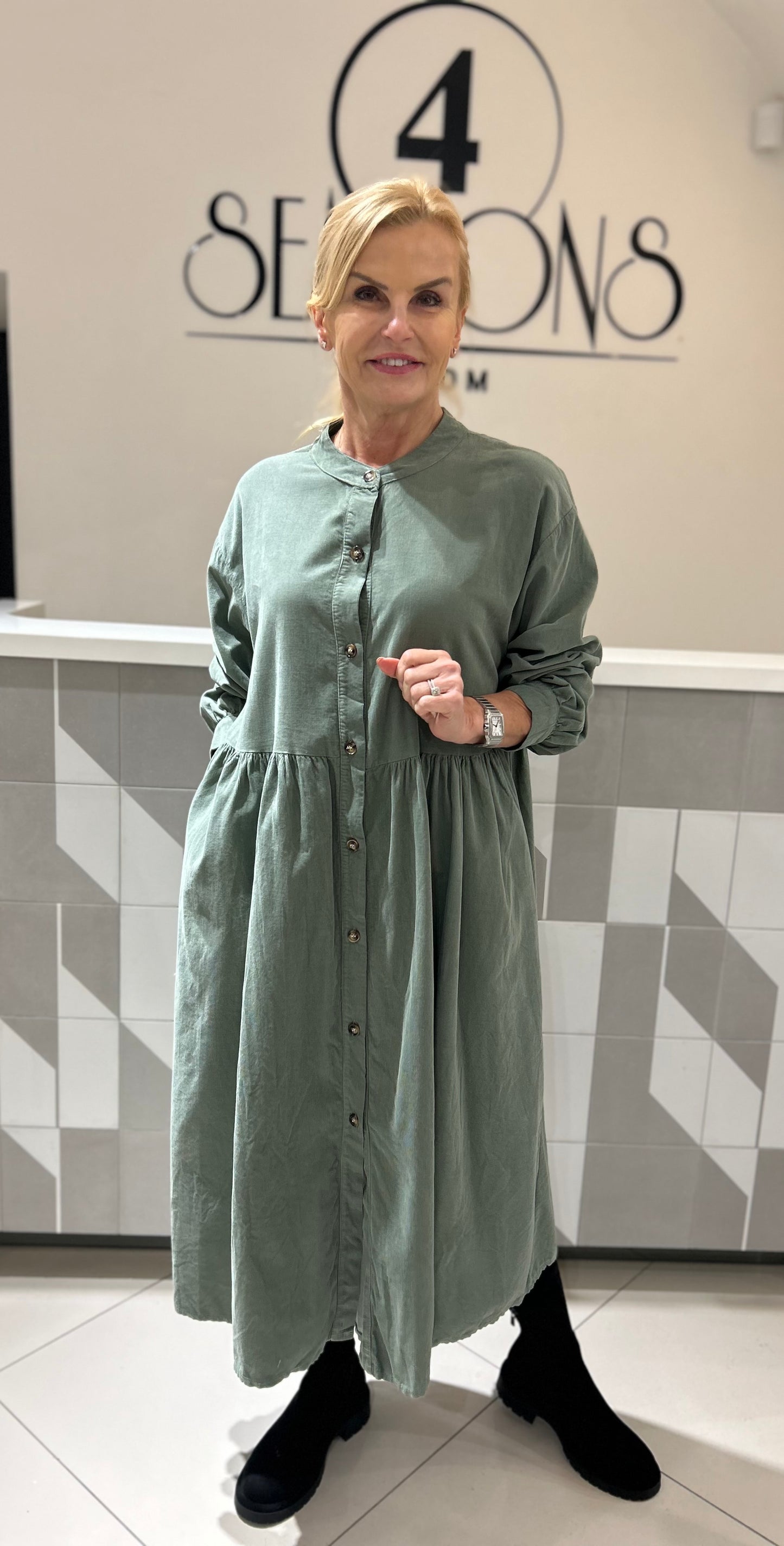 Smulkaus velvetinio audinio suknelė (S145)