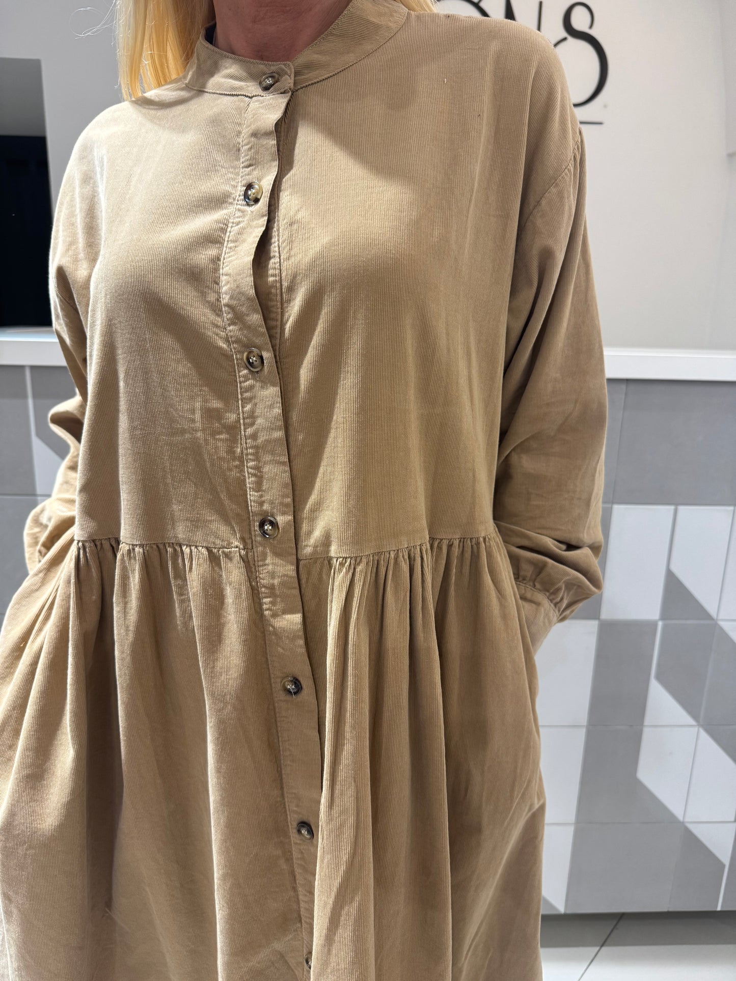 Smulkaus velvetinio audinio suknelė (S145)