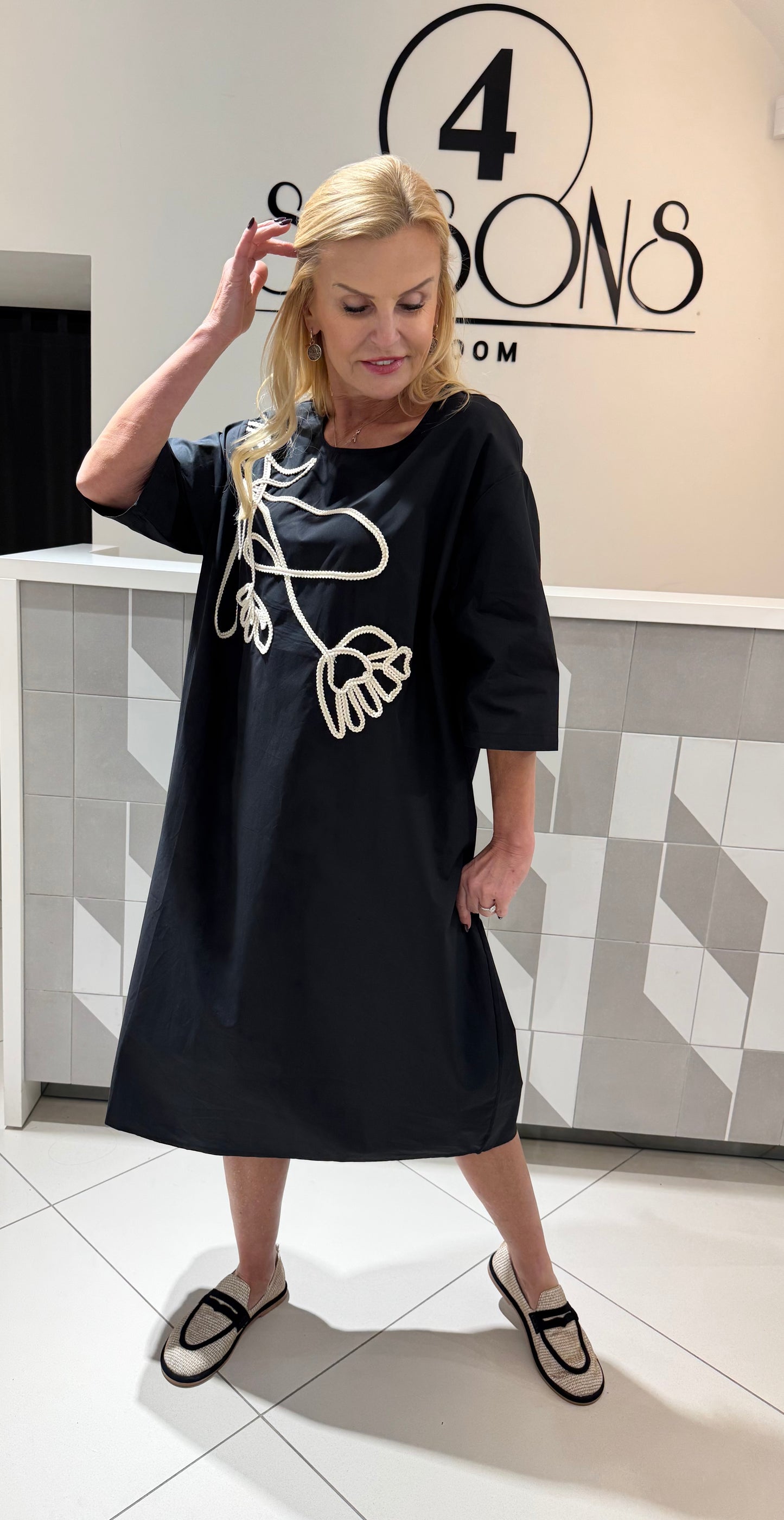 Suknelė su siuvinėta aplikacija (s191)