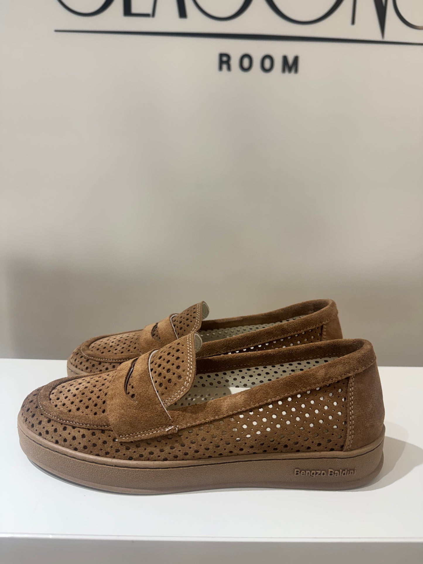 Loaferiai su  skylutemis (Z46)