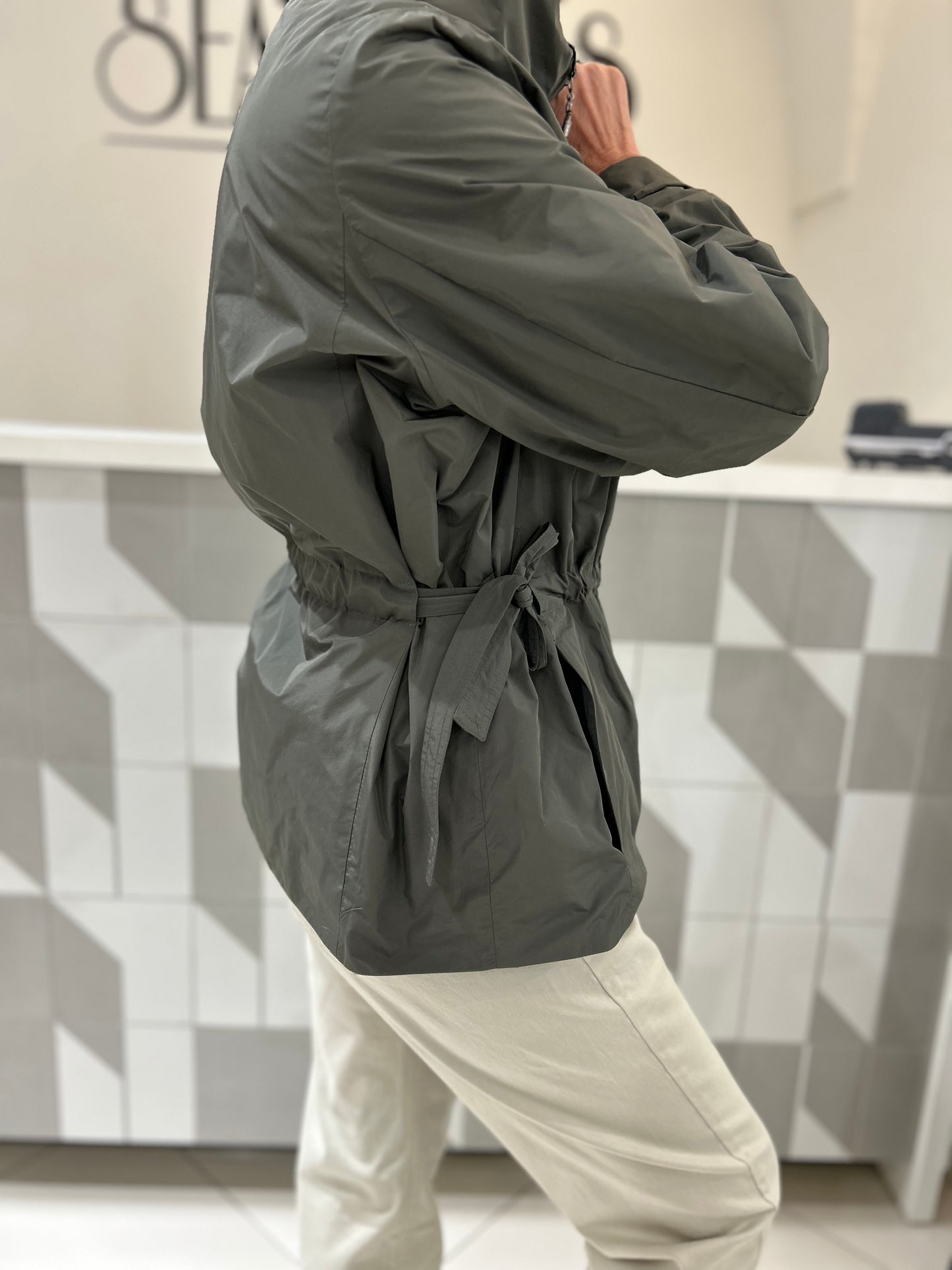 Trumpas lietpaltis su pamušalu (B232)