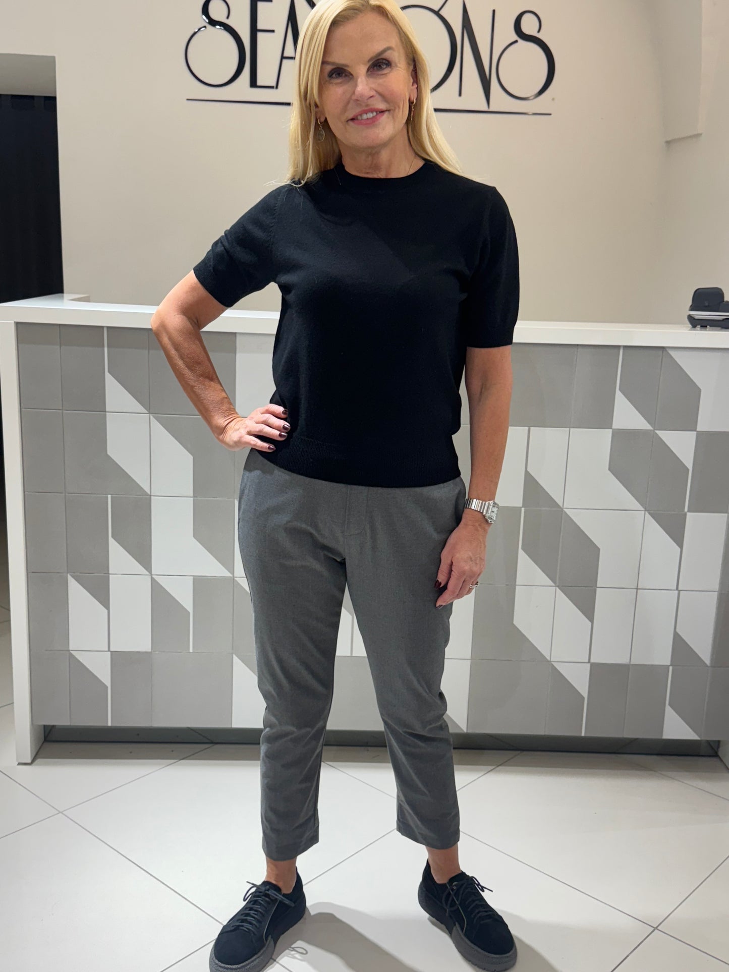 Megztukas trumpomis rankovėmis (M464)