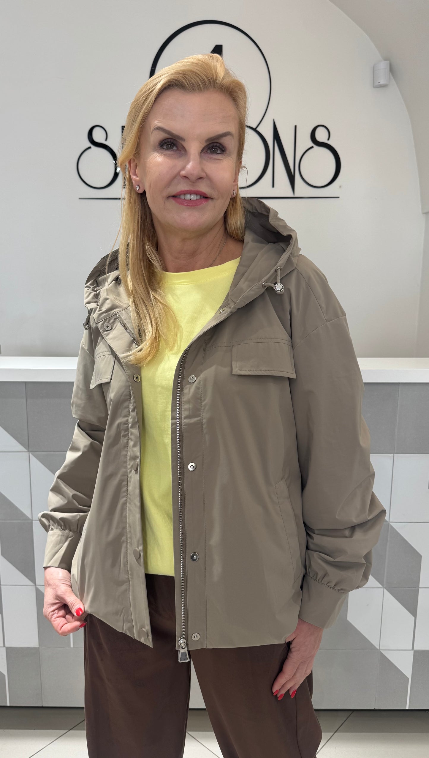 Trumpa striukė su gobtuvu (B255)