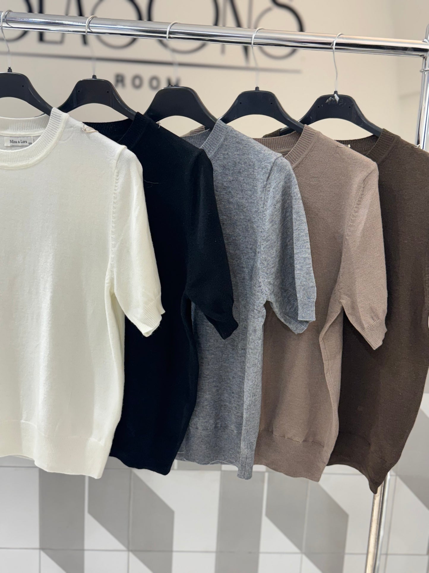 Megztukas trumpomis rankovėmis (M464)