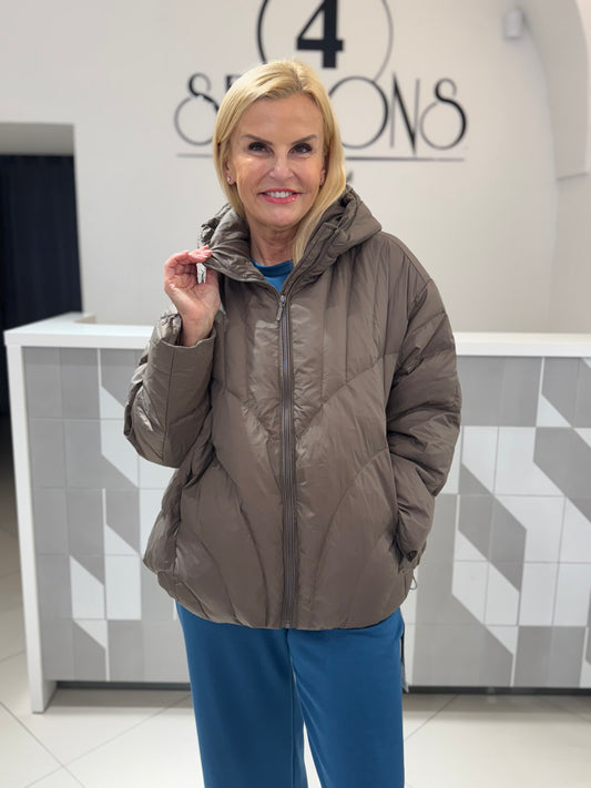 Trumpa striukė su gobtuvu (B117)