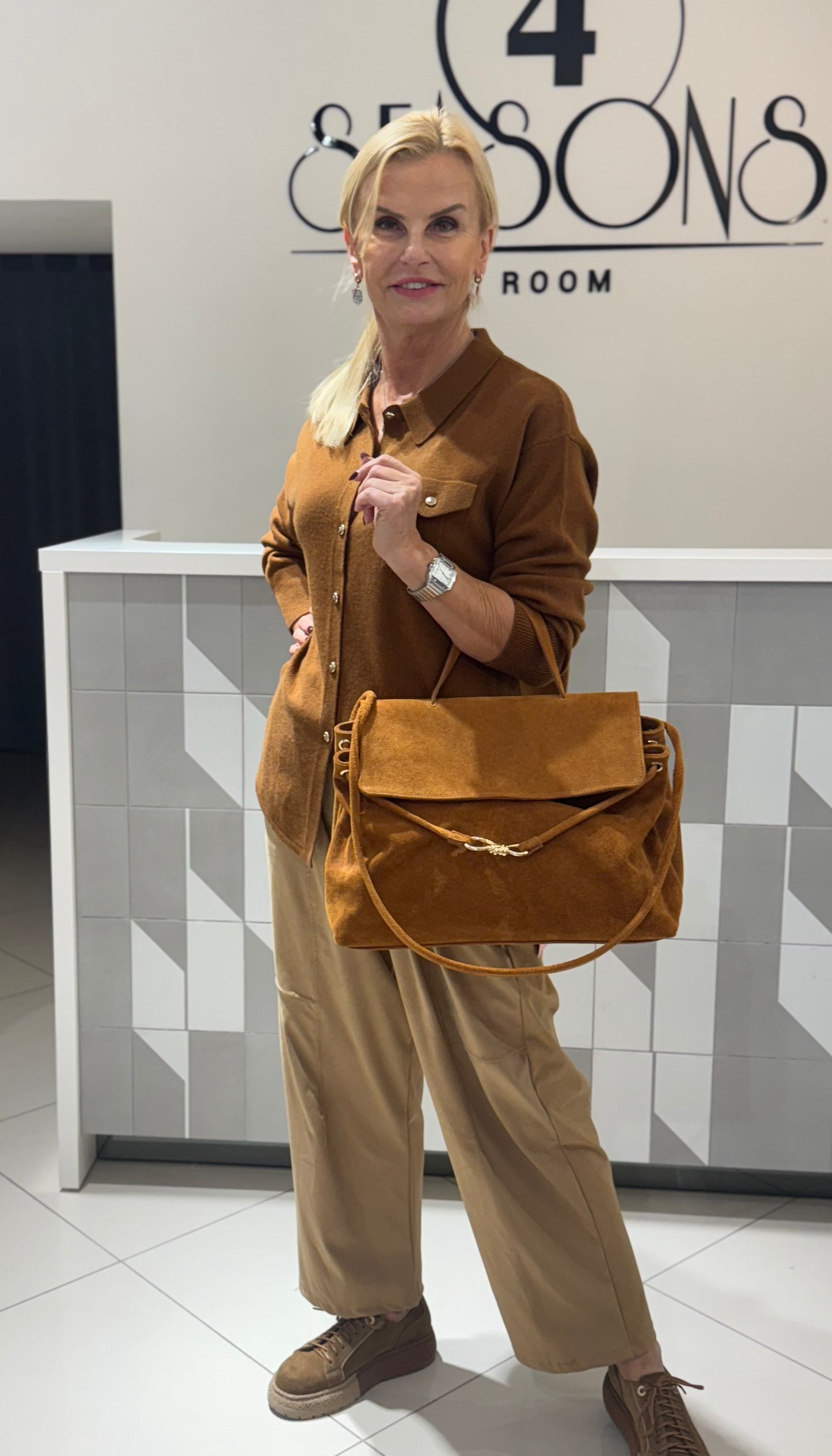 Rankine skeltinės odos su aukso spalvos detale (R30)