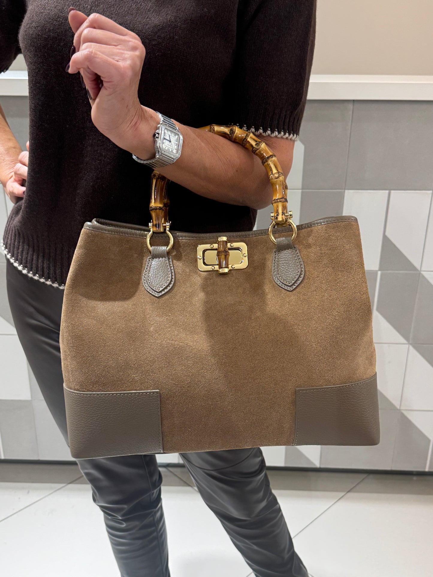 Rankinė skeltinės odos su bambuko rankena (R66)