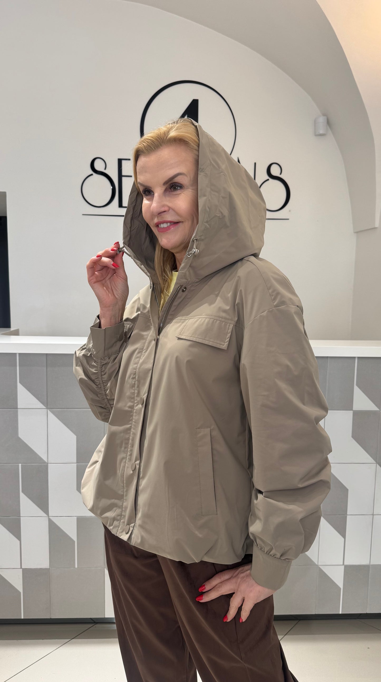 Trumpa striukė su gobtuvu (B255)