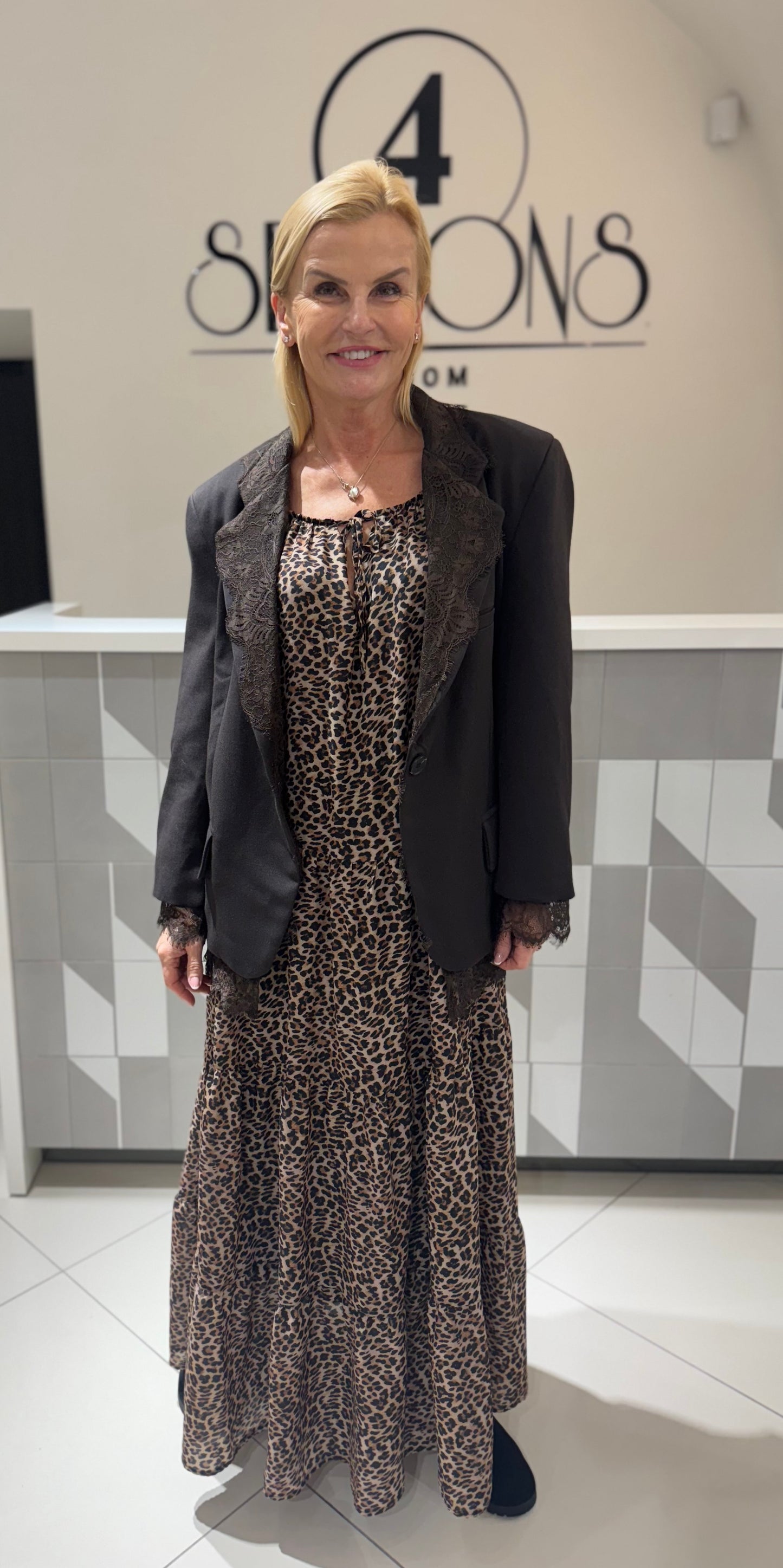 Švarkas su nėriniais Lumina (Šv155)