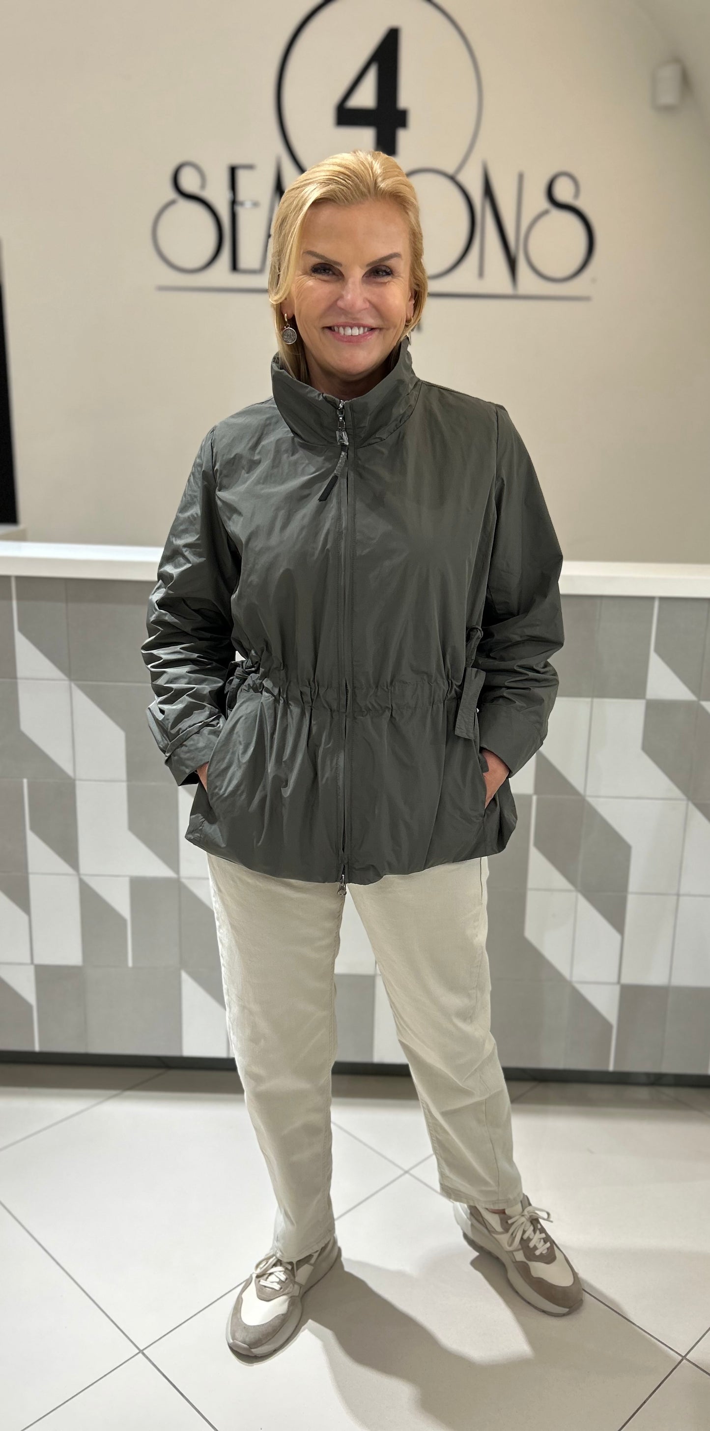 Trumpas lietpaltis su pamušalu (B232)