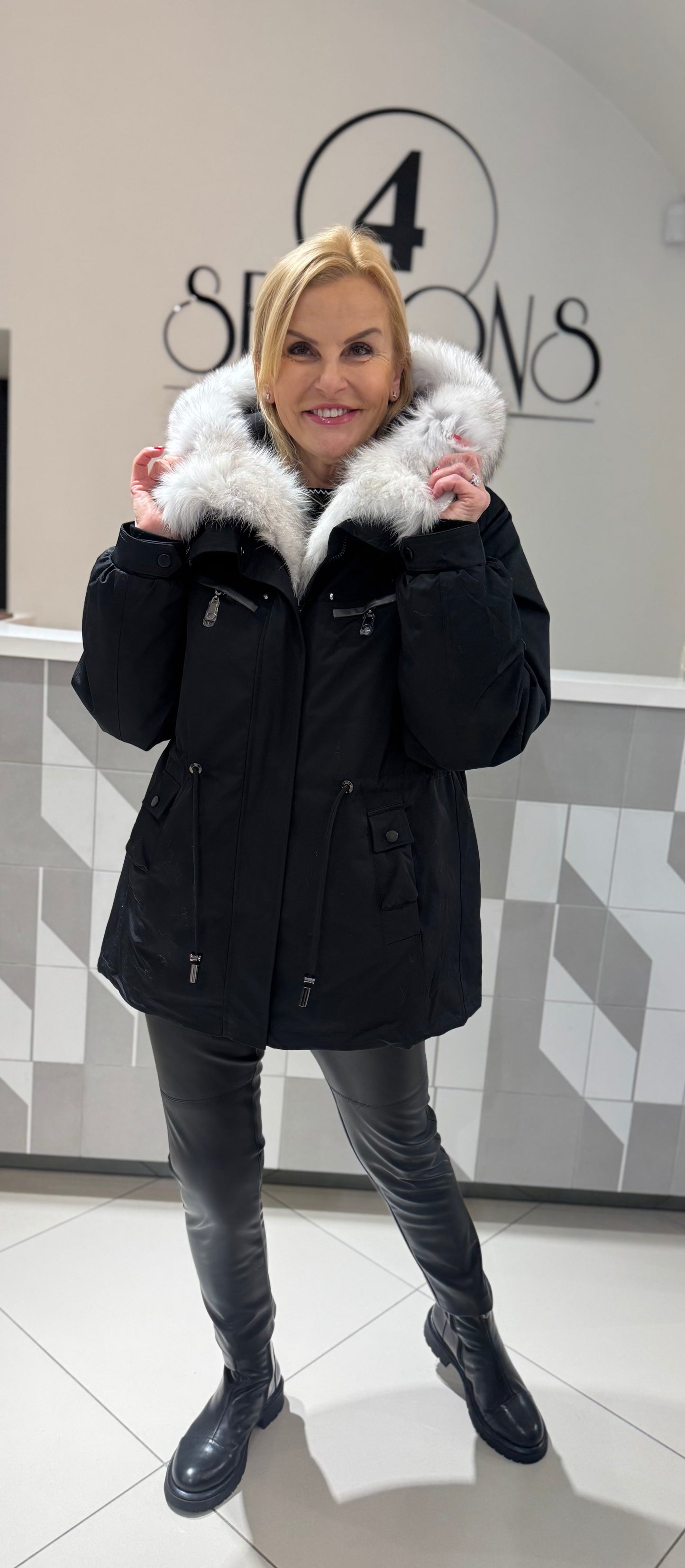 Striukė/parka su natūraliu  kailiu ir išsegamu vidumi  (b211)