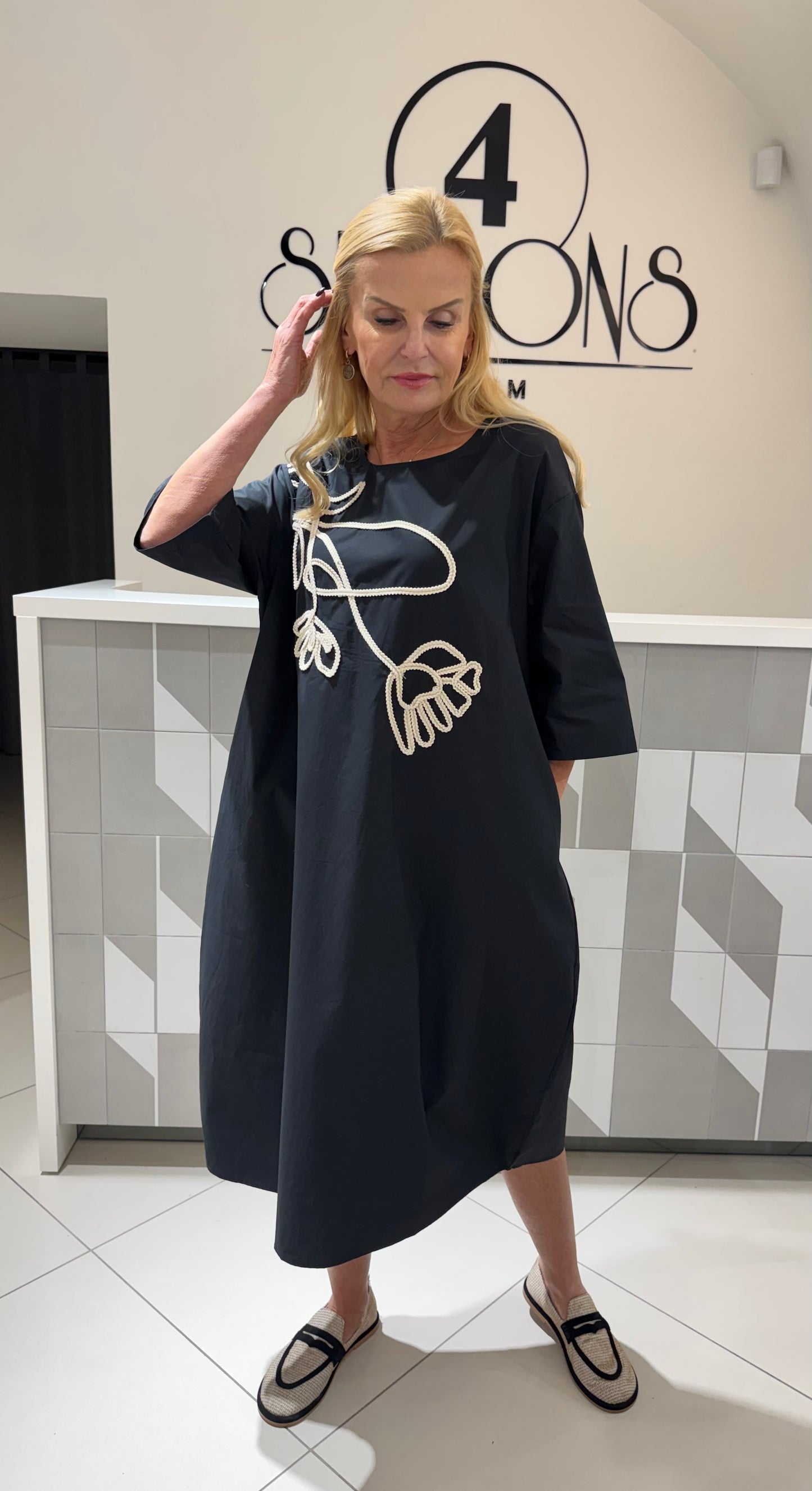 Suknelė su siuvinėta aplikacija (s191)