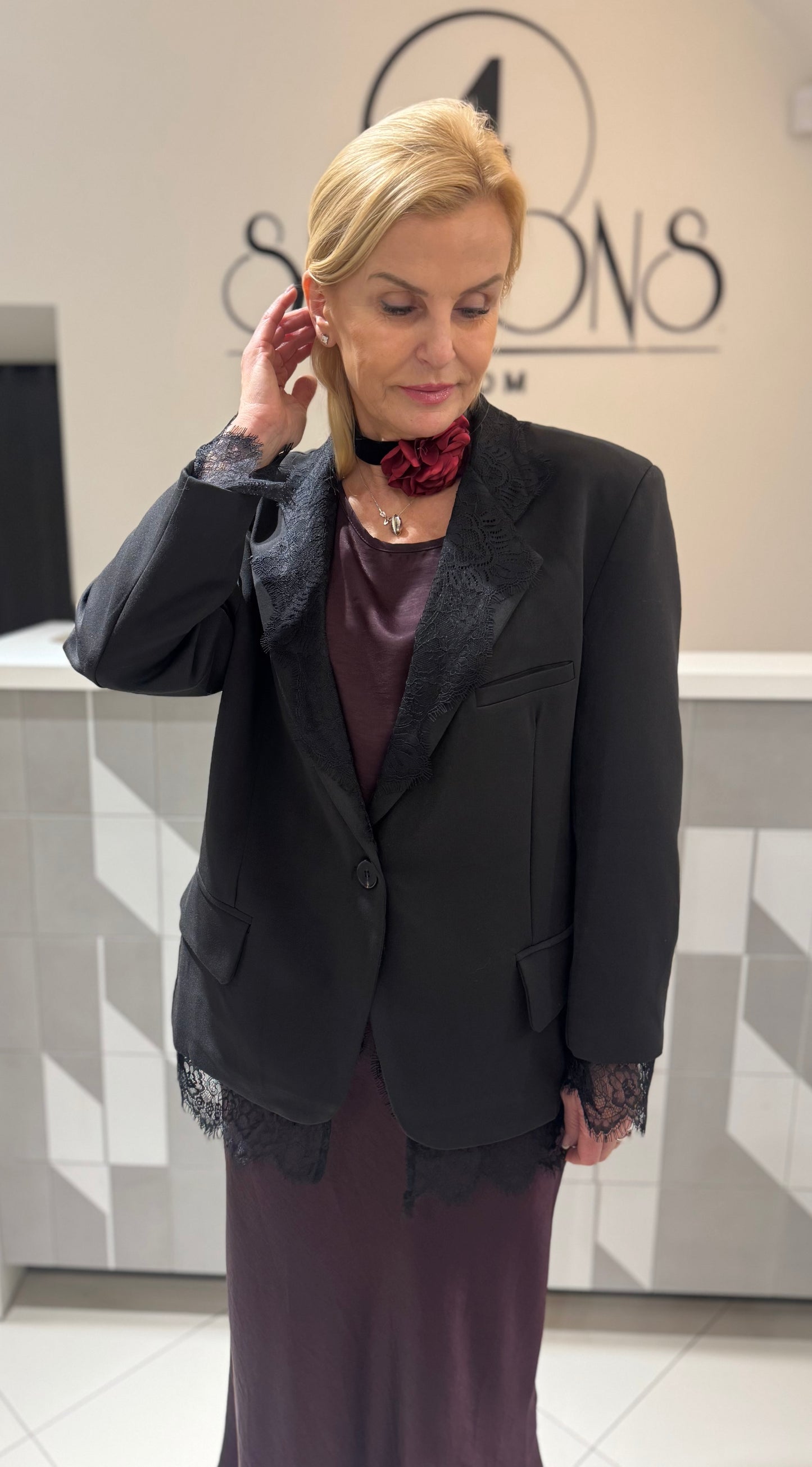 Švarkas su nėriniais Lumina (Šv155)