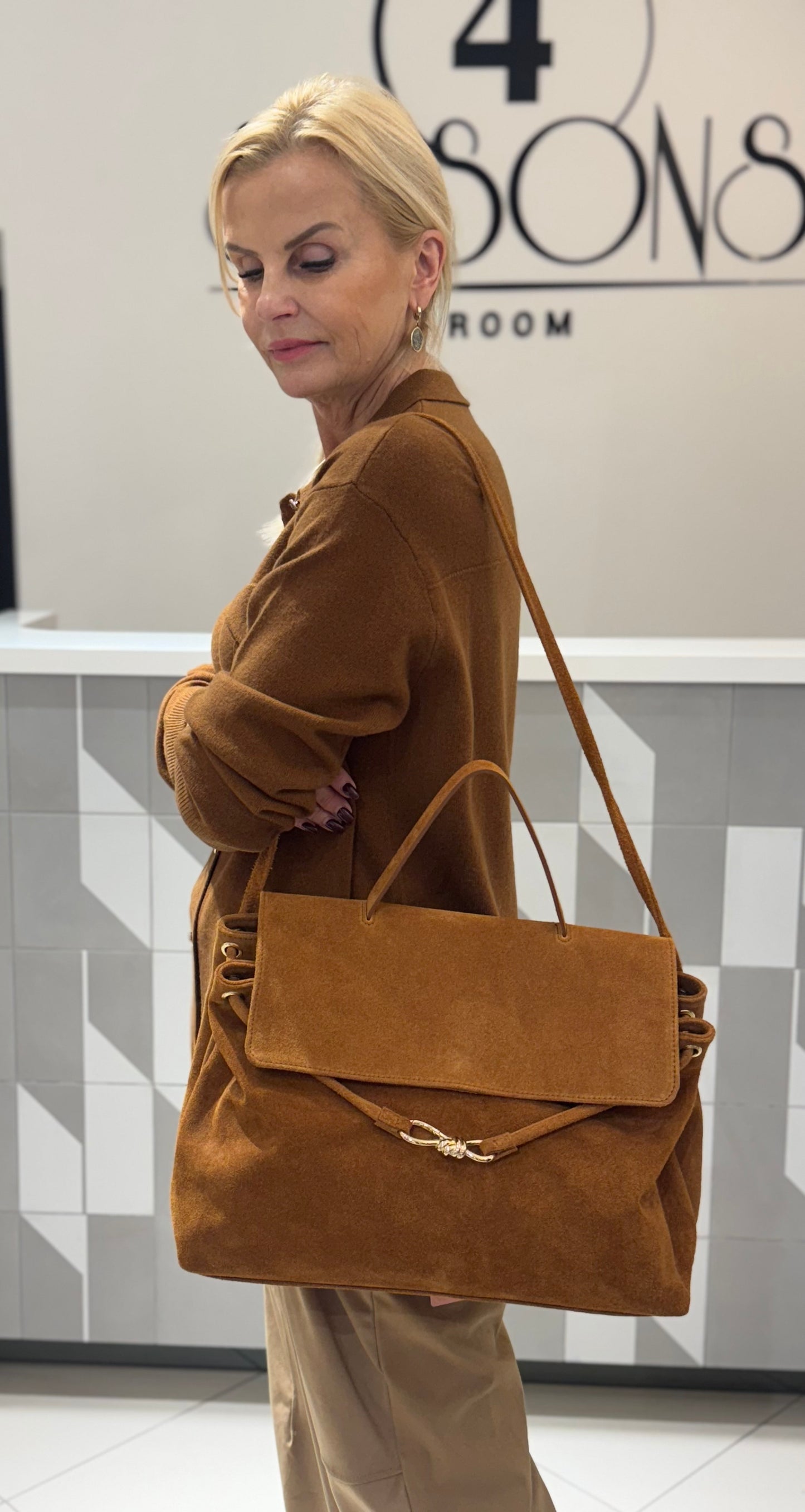 Rankine skeltinės odos su aukso spalvos detale (R30)