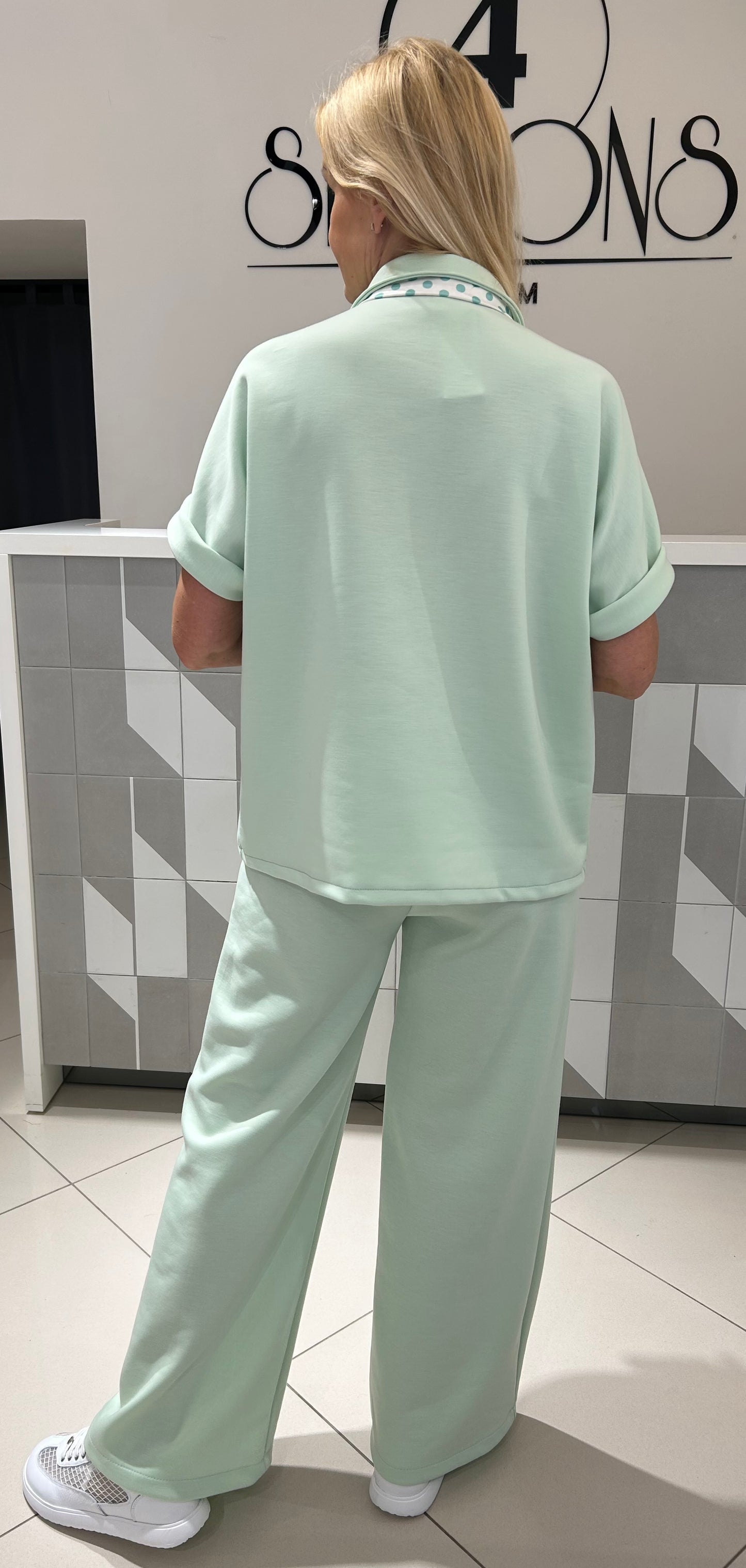 Laisvalaikio kostiumas  trumpomis rankovėmis su skarele (Ko246)