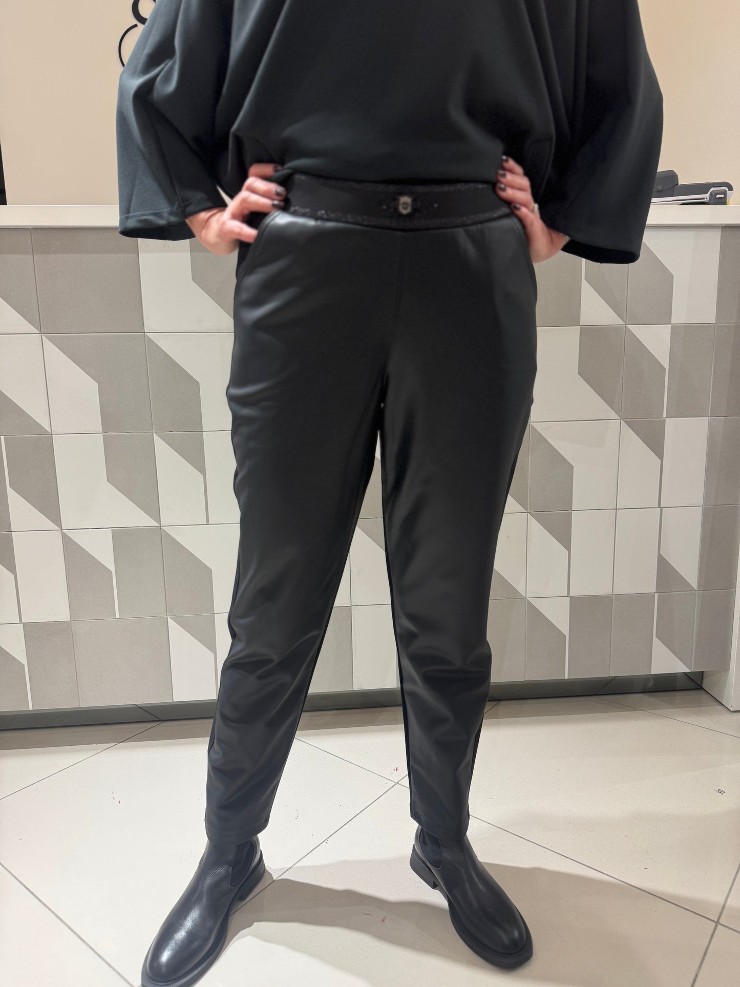 Kelnės didesniam dydžiui su eko oda (K549)