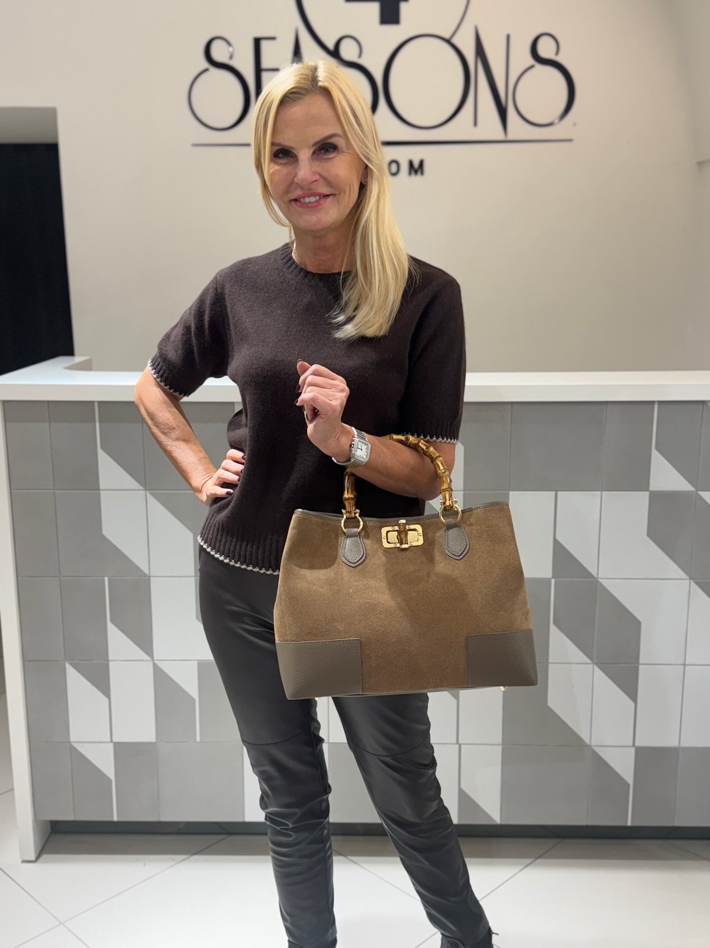 Rankinė skeltinės odos su bambuko rankena (R66)