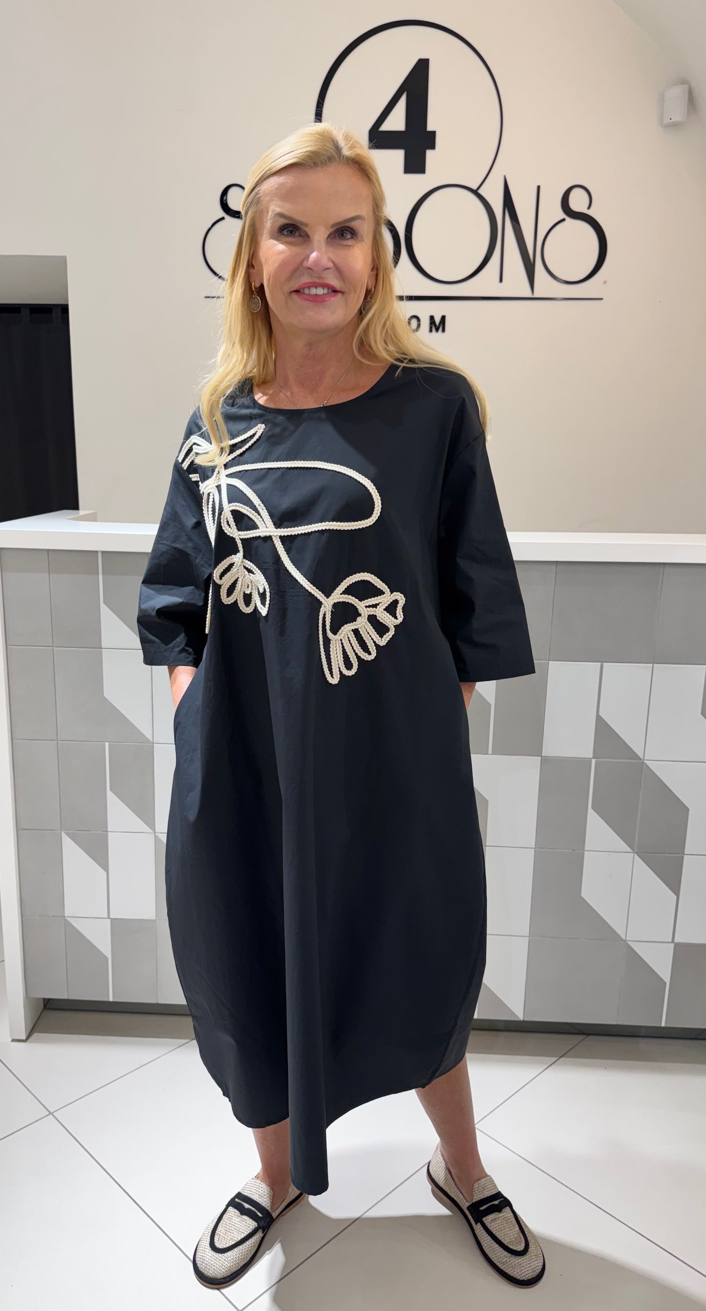 Suknelė su siuvinėta aplikacija (s191)