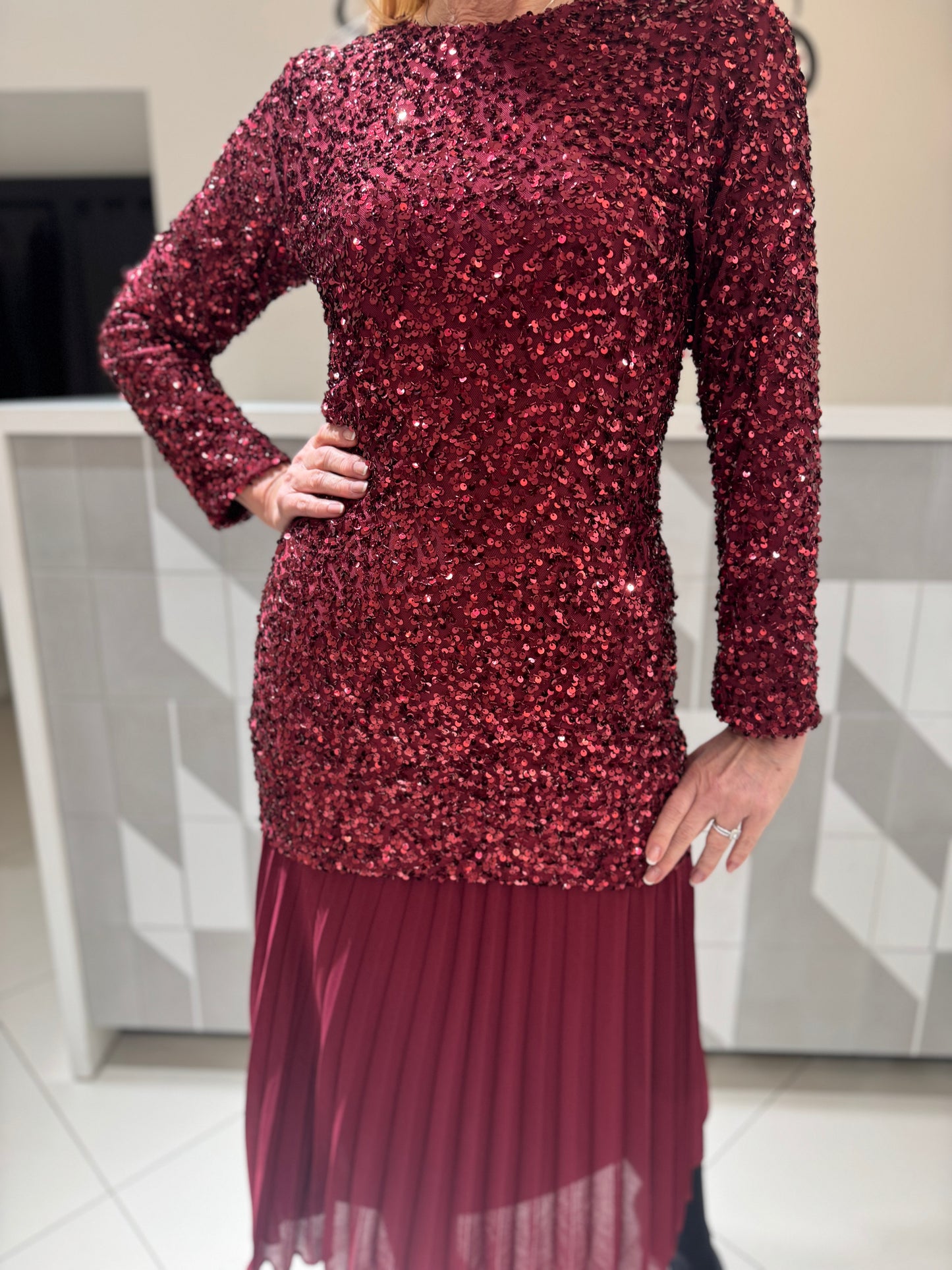 Suknelė puošta žėručiais (S176)