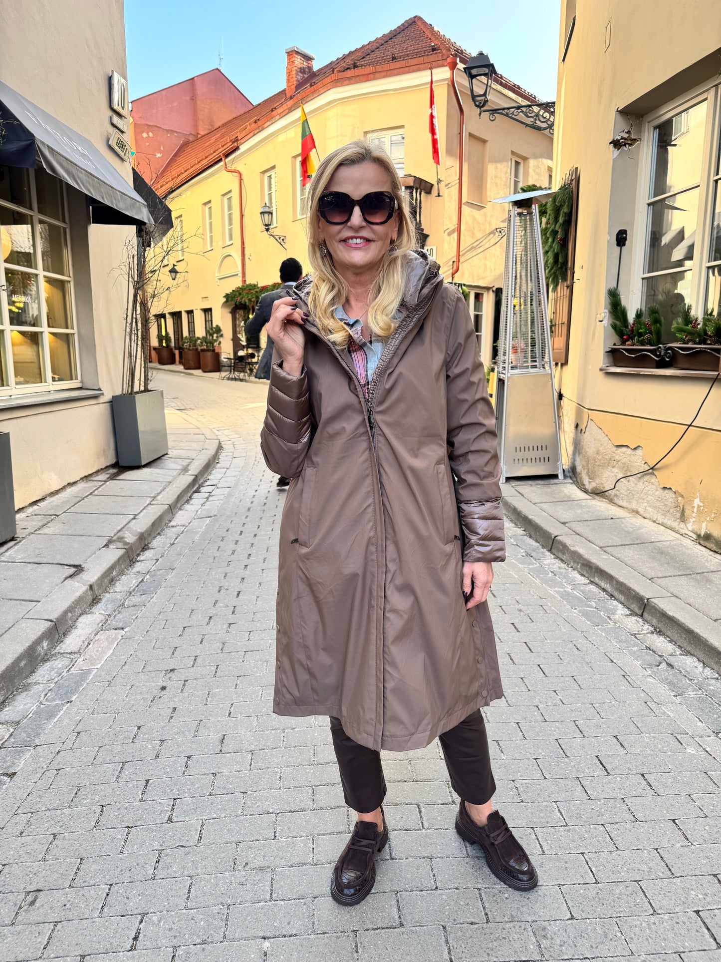 Ilga striukė su nusegamu gobtuvu (B 239)