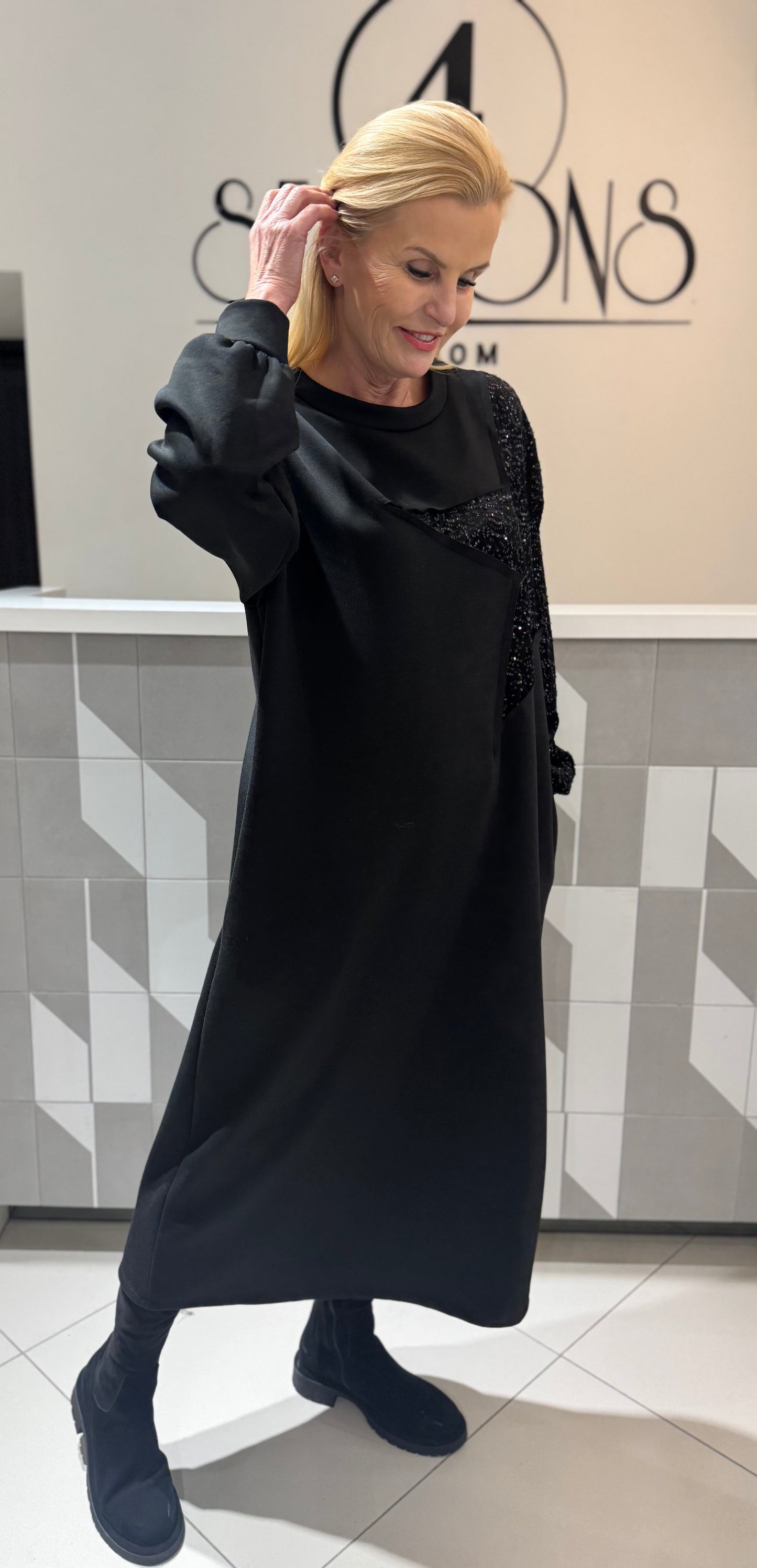 Suknelė puošta žėručiais (S175)