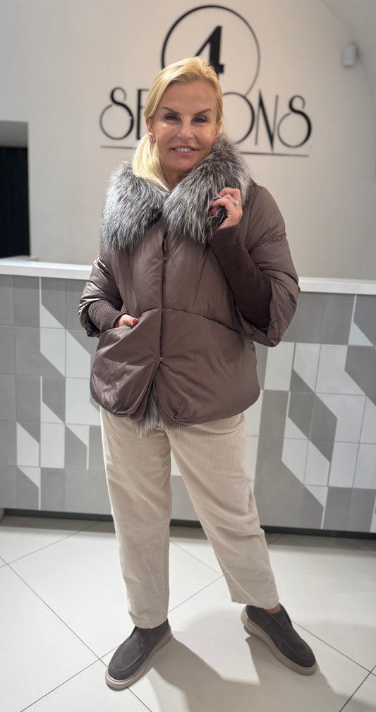 Trumpa striukė su išsegamu lapes  kailiu (B144)