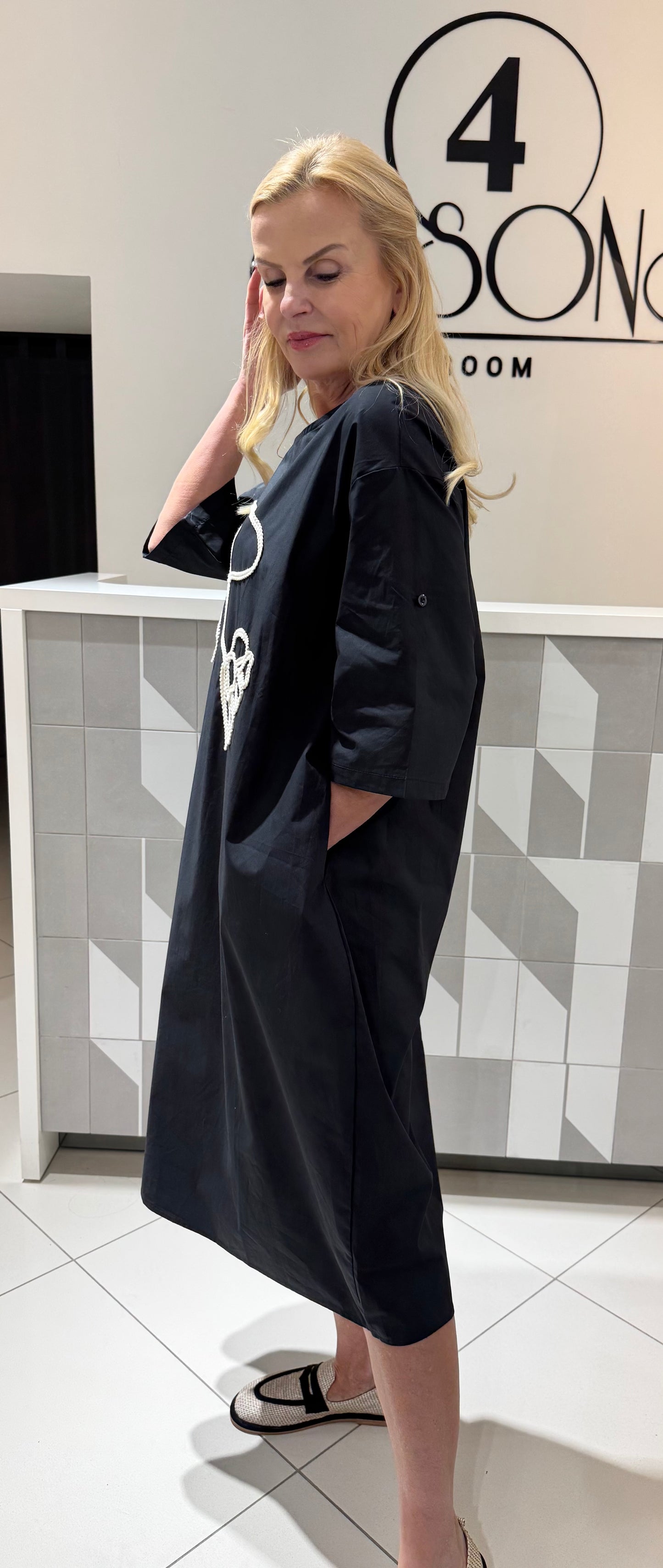 Suknelė su siuvinėta aplikacija (s191)