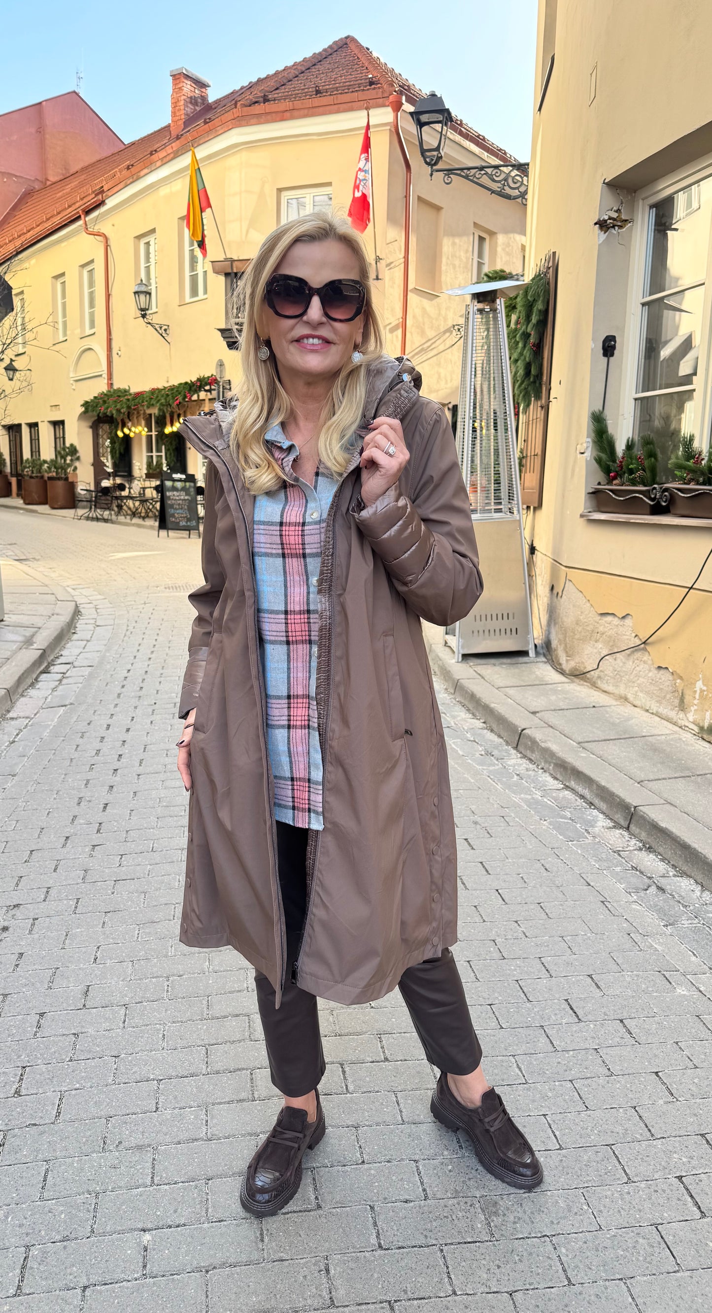 Ilga striukė su nusegamu gobtuvu (B 239)