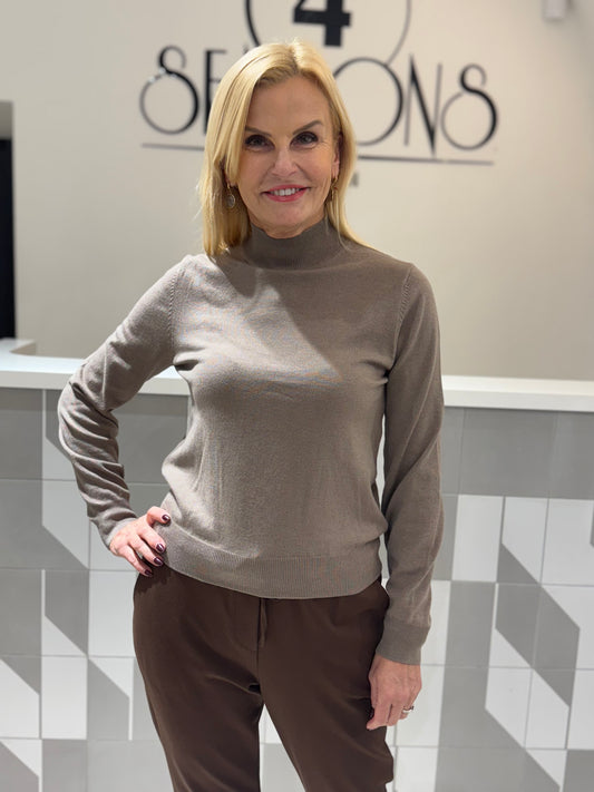 Megztukas aukštesniu kaklu M462)