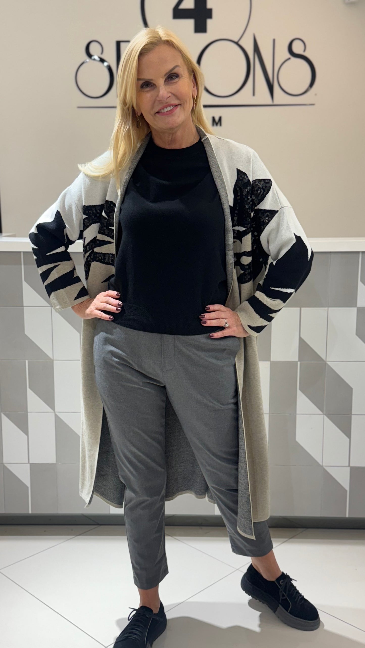 Megztukas trumpomis rankovėmis (M464)