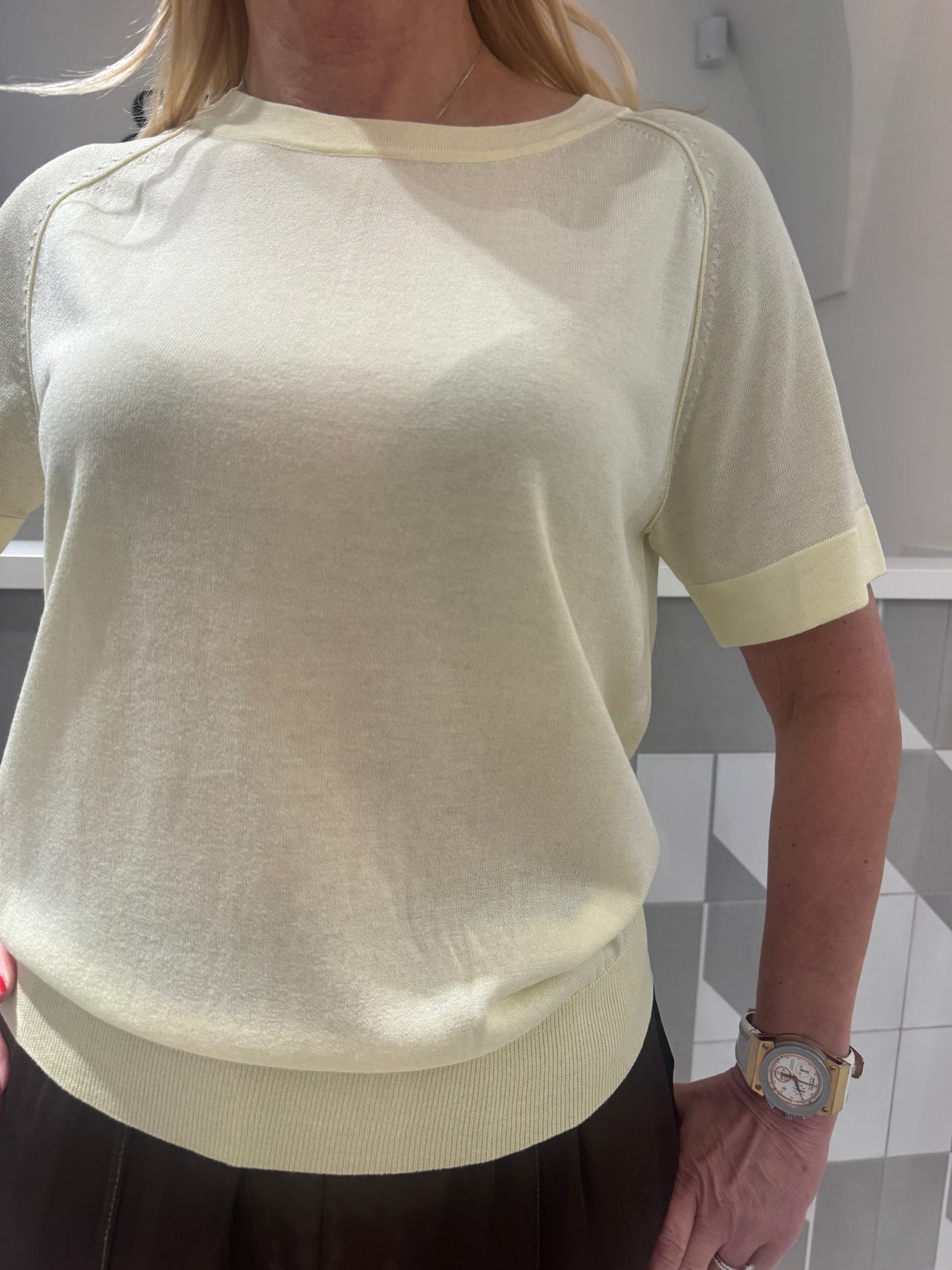 Megztukas trumpomis rankovėmis(M557)