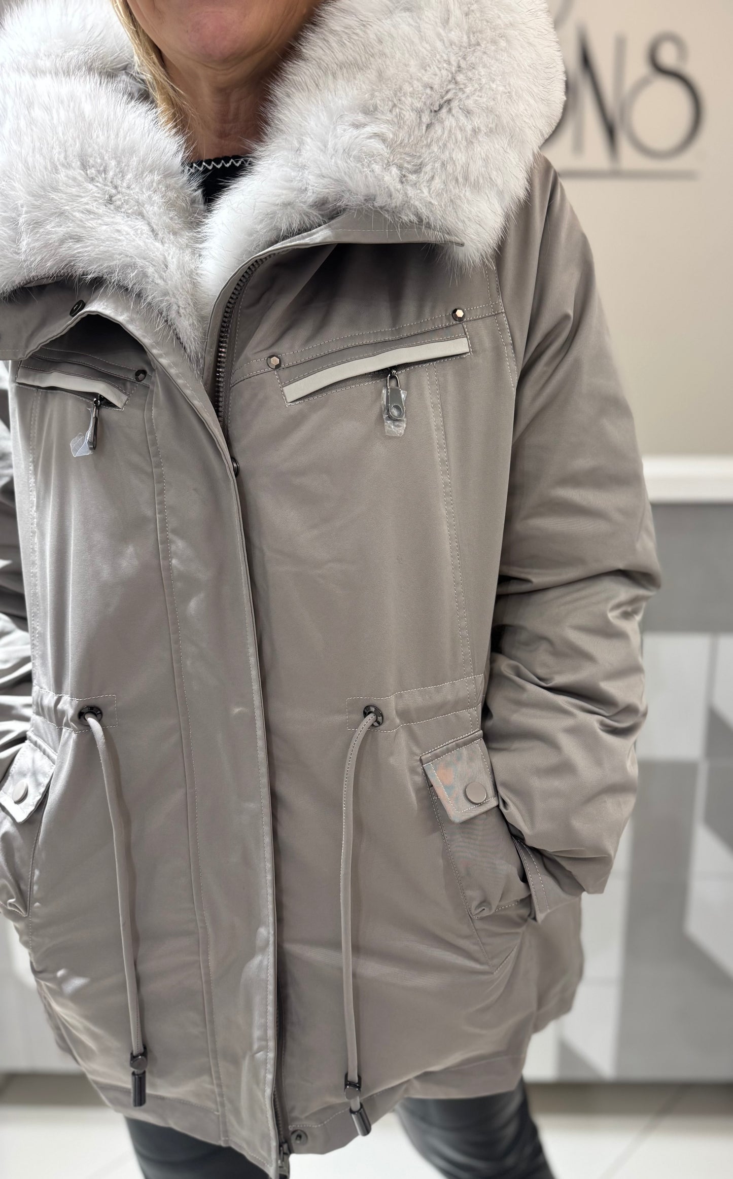 Striukė/parka su natūraliu  kailiu ir išsegamu vidumi  (b211)