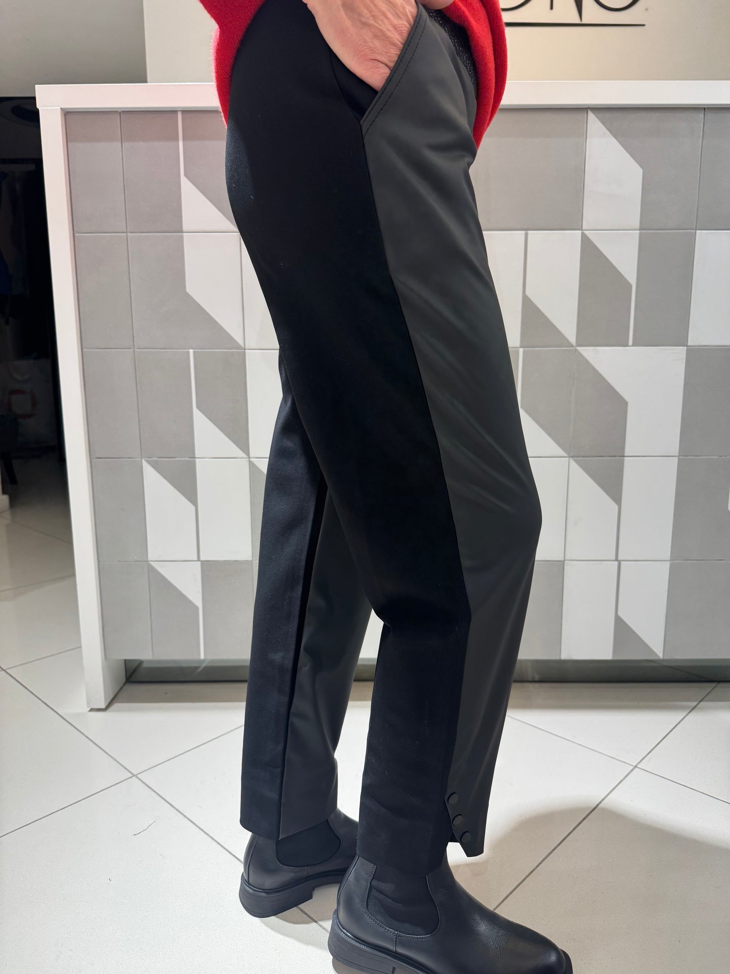 Kelnės didesniam dydžiui su eko oda (k550)