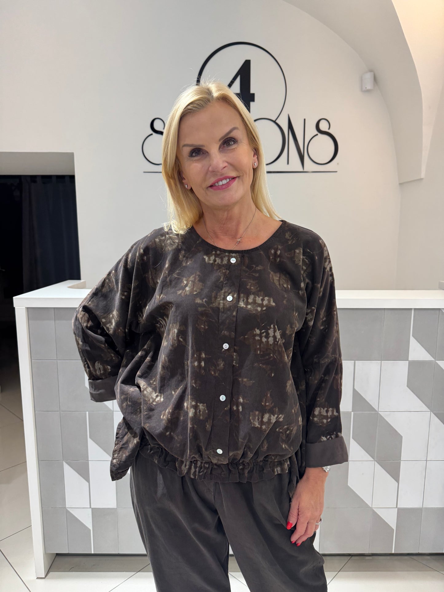 Smulkaus velvetinio audinio palaidinė (P838)