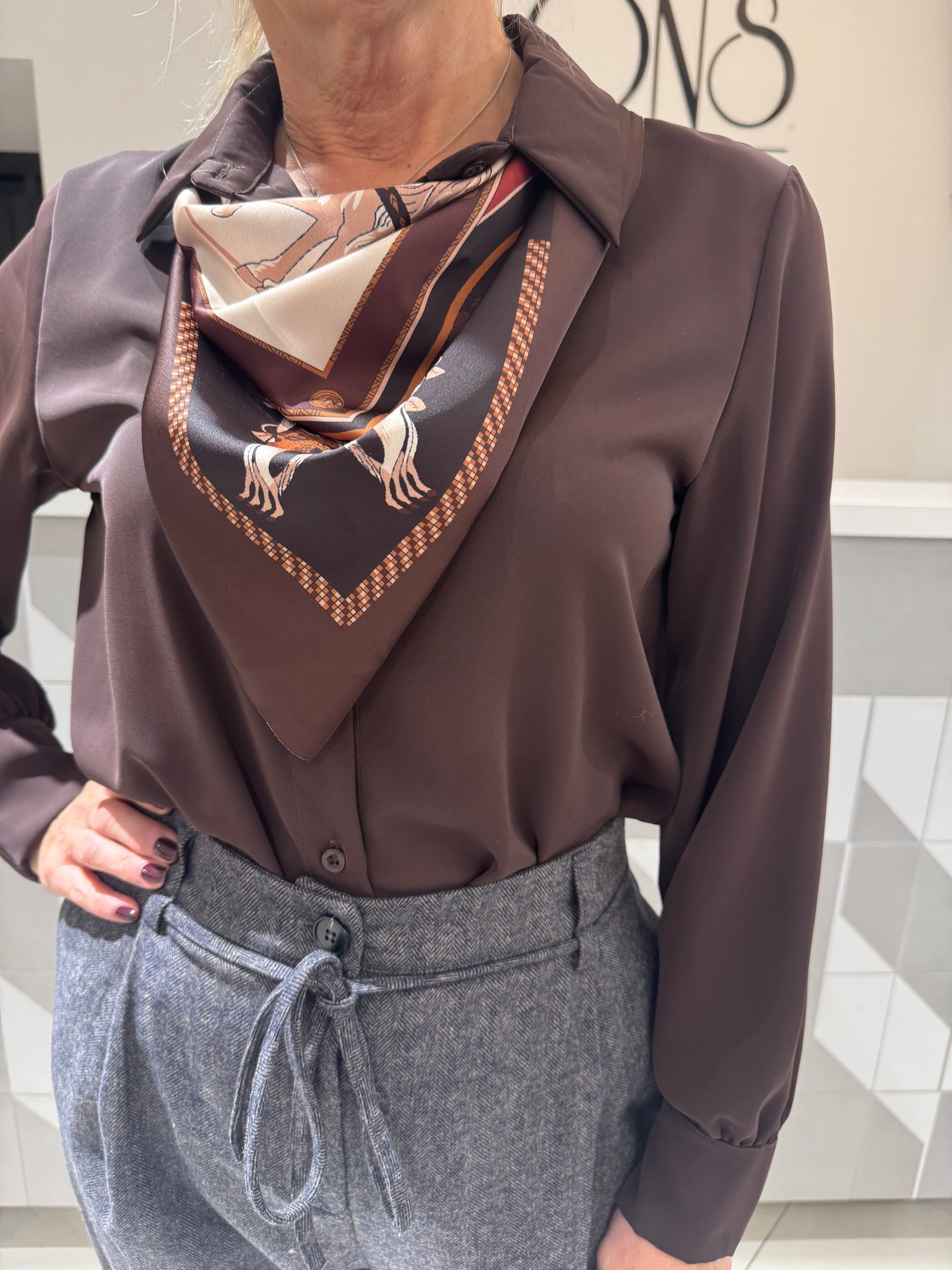 Marškiniai su skara (P861)