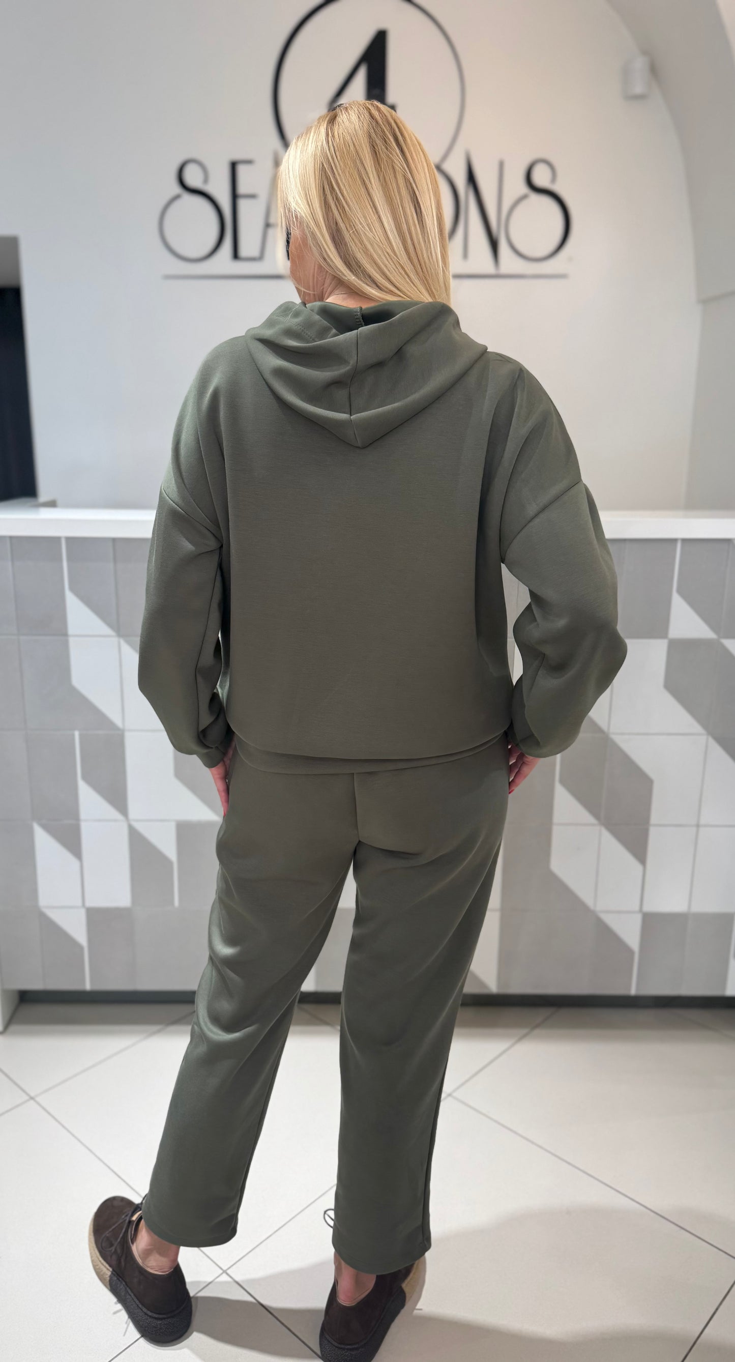 Laisvalaikio kostiumas (ko180)